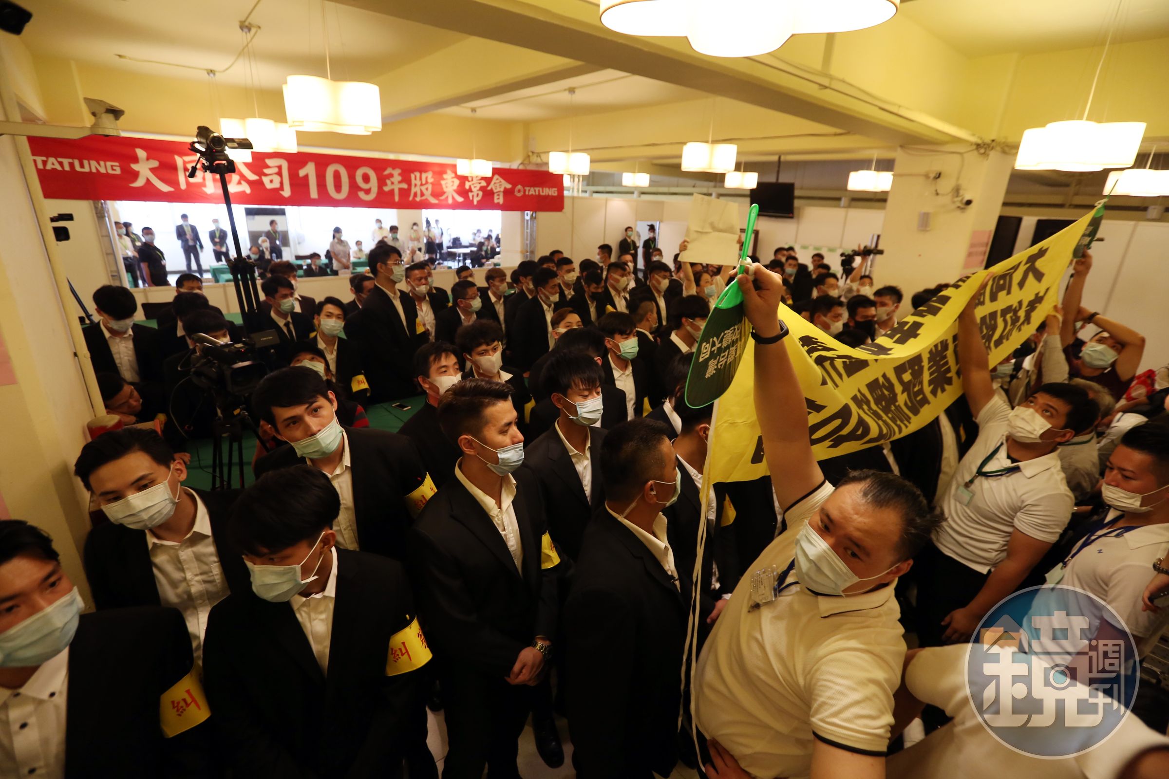 大同股東會當天現場混亂，公司派還找來大批保全人員組成人牆，現場幾乎看不到主席台。 