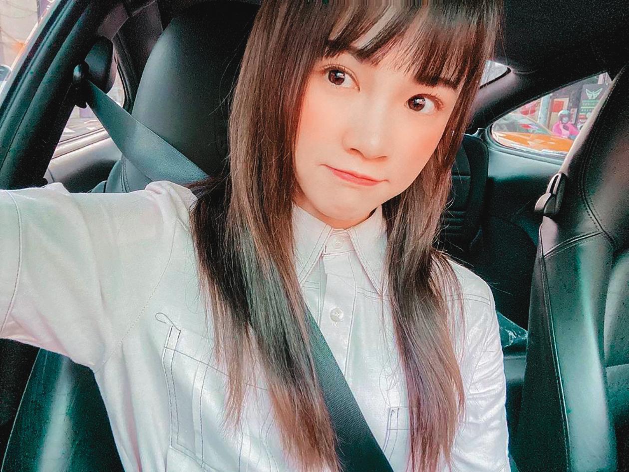 雖然是胡釋安的車，吳心緹竟在上頭演獨立新女性戲碼，IG上把保時捷形容得像自己的。（翻攝自吳心緹IG）