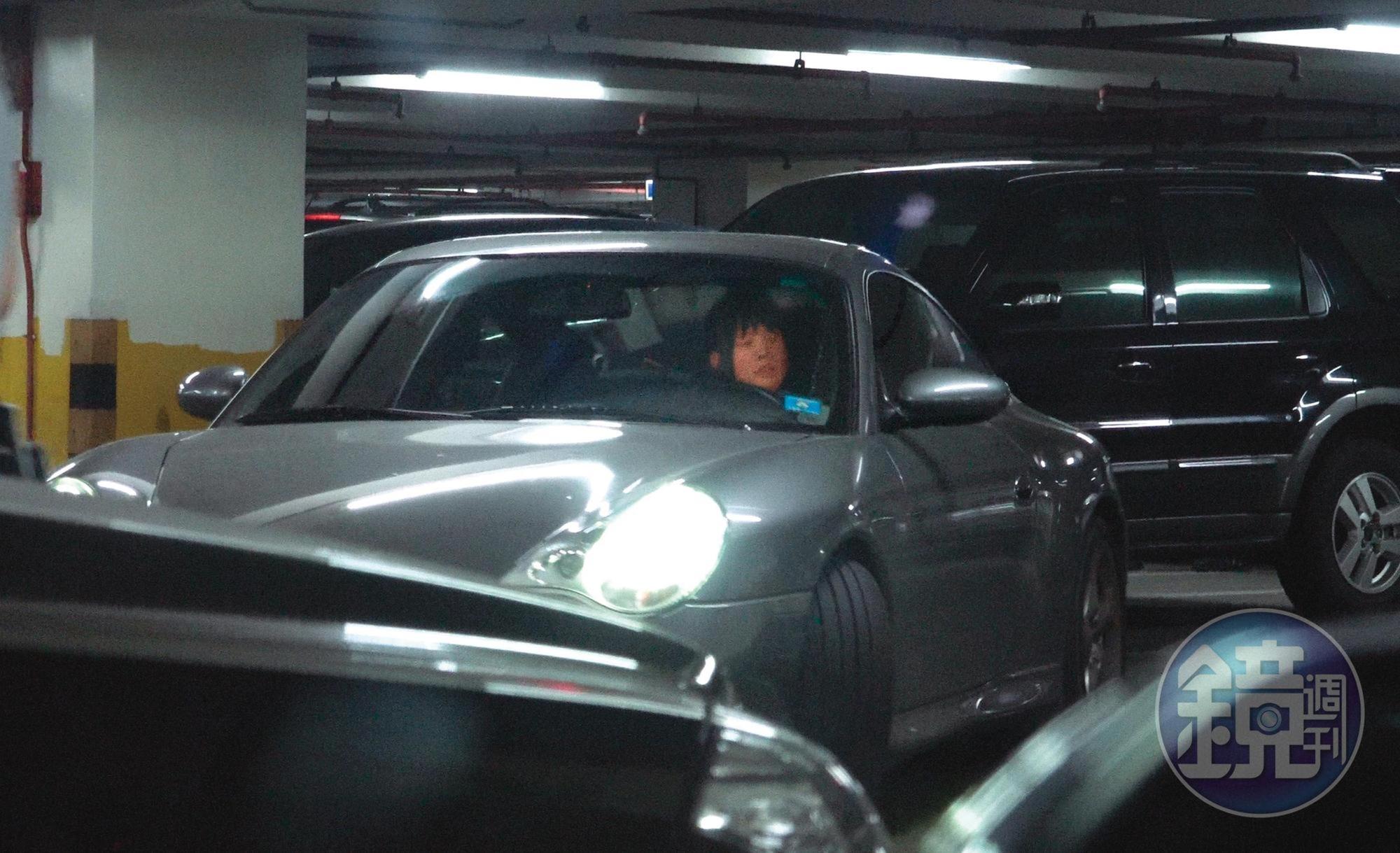7月1日18:31,吳心緹開著胡釋安的車離開停車場;當天女生相當大方地把男生的車占了一整日。