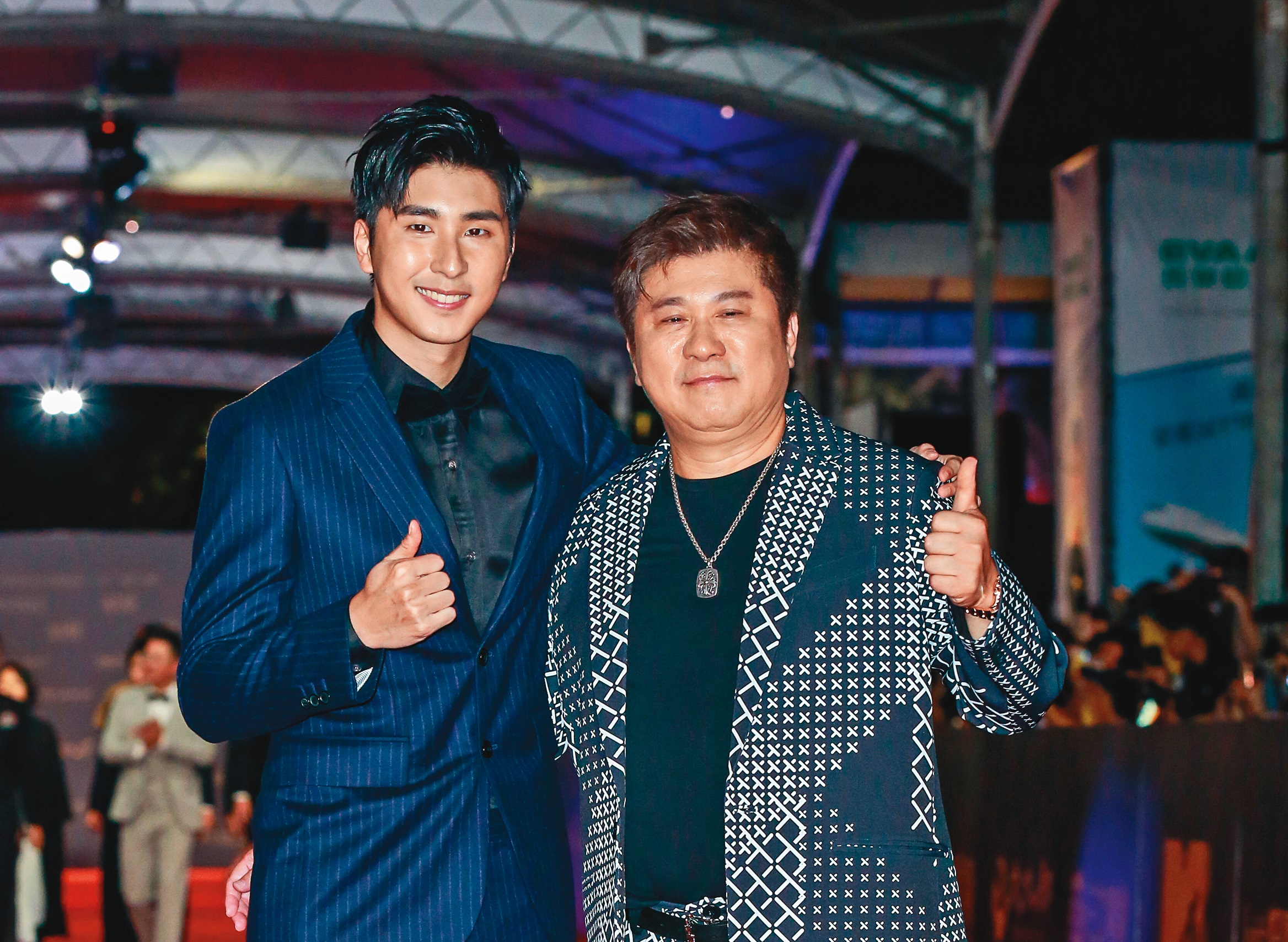 胡釋安（左）因為是胡瓜（右）的兒子，出道後備受注目，不過他較專注在戲劇演出，跟姐姐小禎走不一樣的路。