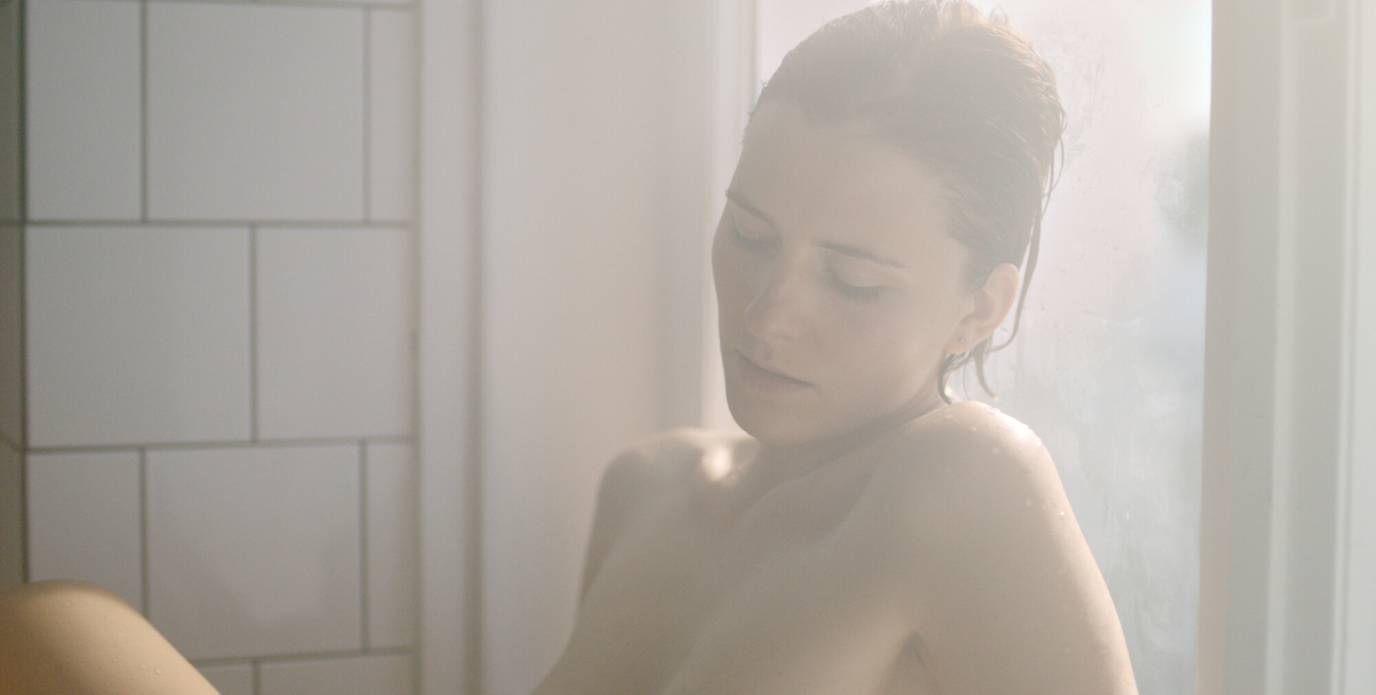 「偷情人妻」葉夫根尼婭格羅莫娃片中全裸上陣、三點全露，挑戰各種禁忌愛情動作戲碼。（車庫提供）