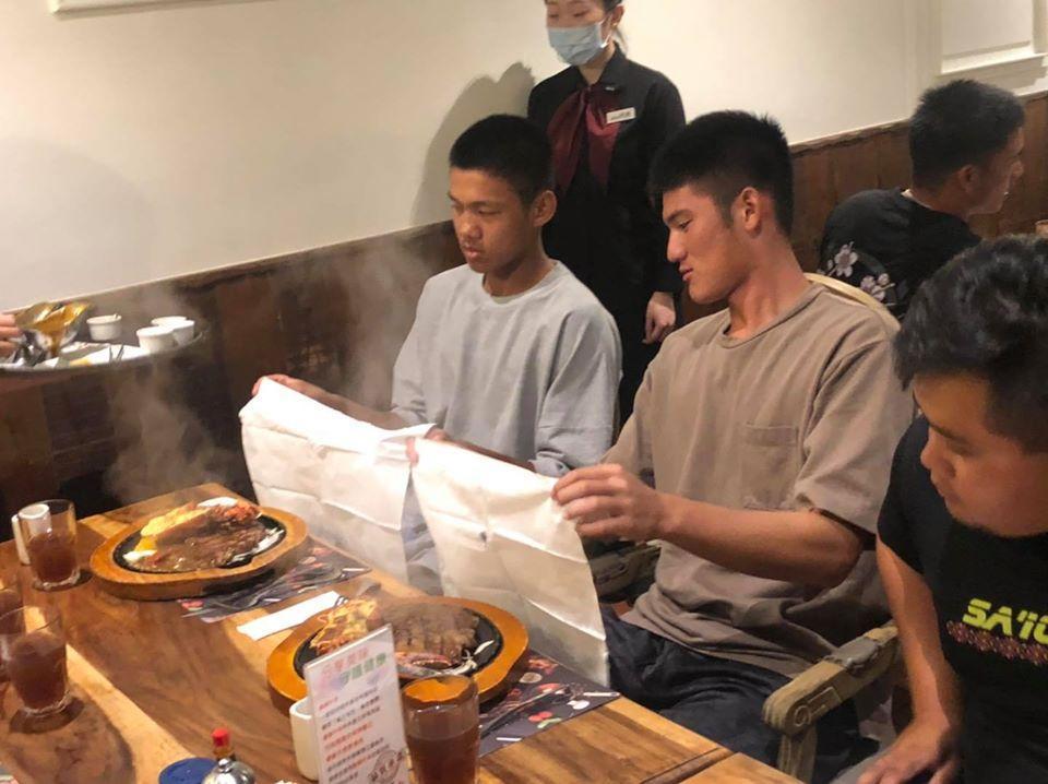 中華棒協理事長辜仲諒宴請U18小將吃牛排,卻被網友酸「太寒酸」,引來台東當地網友為辜仲諒平反。(翻攝中華棒協臉書)