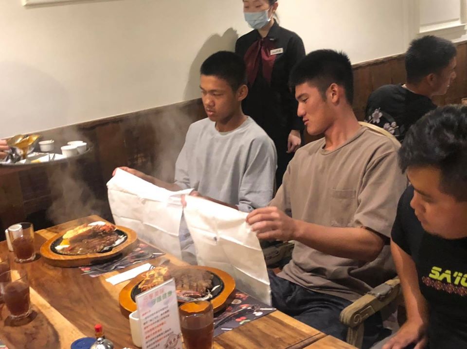 中華棒協理事長辜仲諒宴請U18小將吃牛排，卻被網友酸「太寒酸」，引來台東當地網友為辜仲諒平反。（翻攝中華棒協臉書）