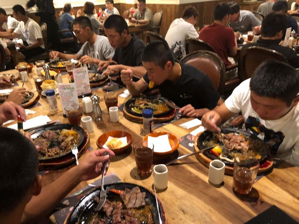 網友強調,雖然牛排館對都市人來說司空見慣,但對台東人來說是相當奢侈的。(翻攝中華棒協臉書)