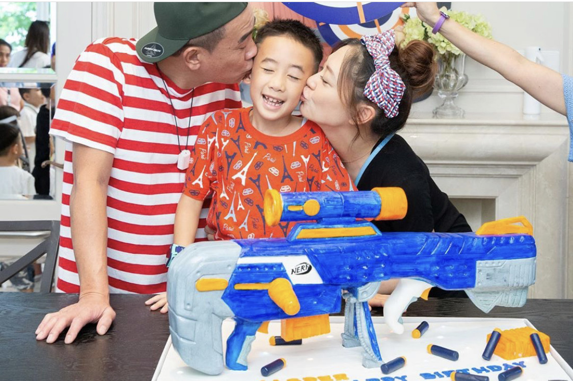 Jasper歡度7歲生日，應采兒、陳小春獻吻給愛子滿滿祝福。（翻攝自應采兒IG）