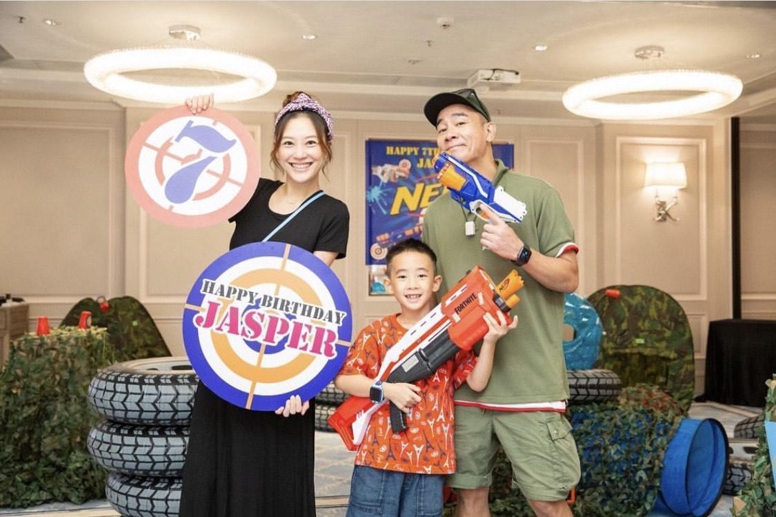 應采兒與陳小春特別幫兒子生日布置生存遊戲主題,讓Jasper相當開心。(翻攝自應采兒IG)
