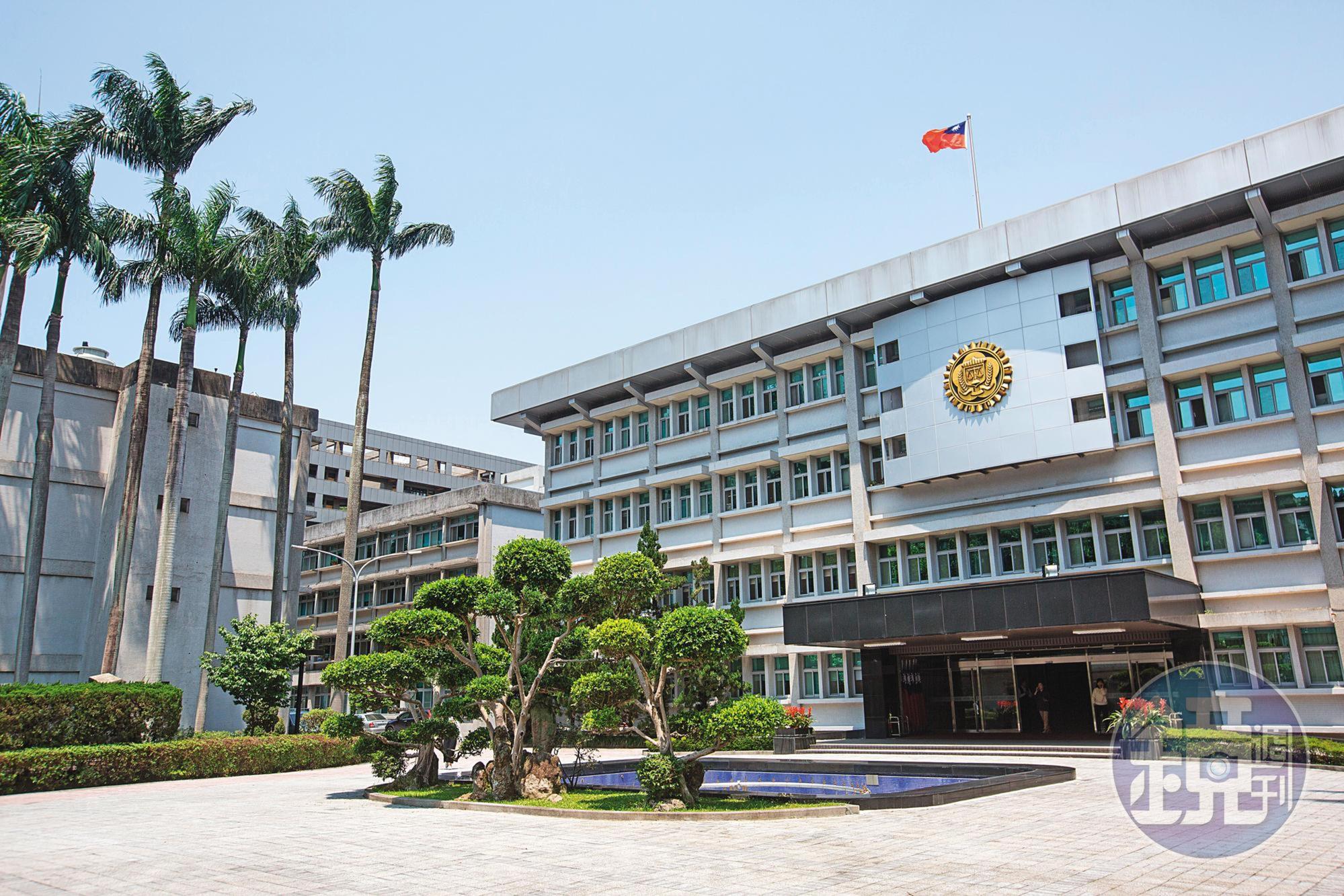 剛退休的台北市調處調查官郭詩晃涉嫌收賄500萬元,並將潤寅案簽結,成為調查局之恥,專案小組正積極追查賄款流向。