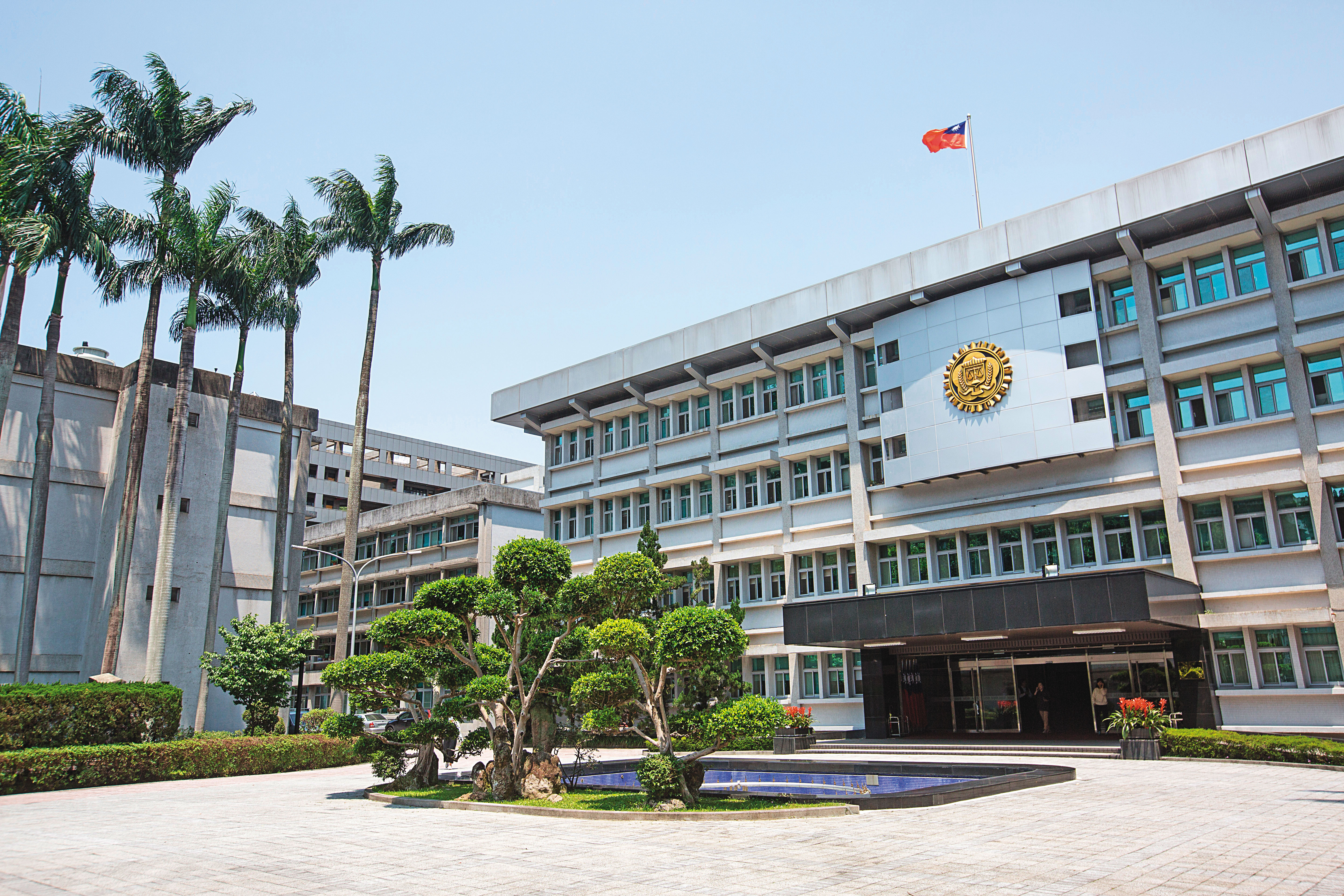 剛退休的台北市調處調查官郭詩晃涉嫌收賄500萬元，並將潤寅案簽結，成為調查局之恥，專案小組正積極追查賄款流向。