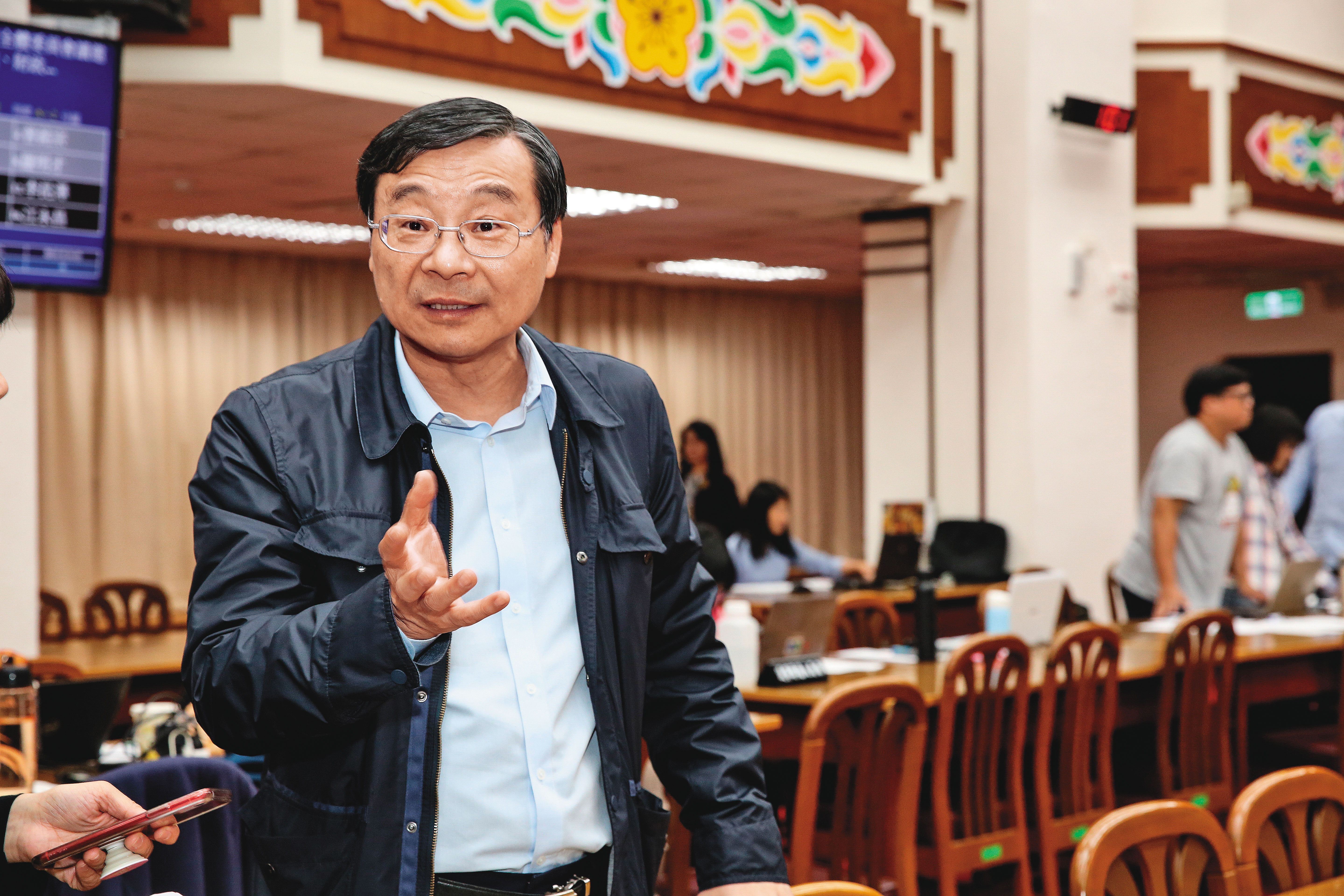 曾銘宗（圖）曾找來3家公股銀行開協調會，替潤寅展延還款，事後他稱不認識潤寅負責人，卻被楊文虎證詞打臉。