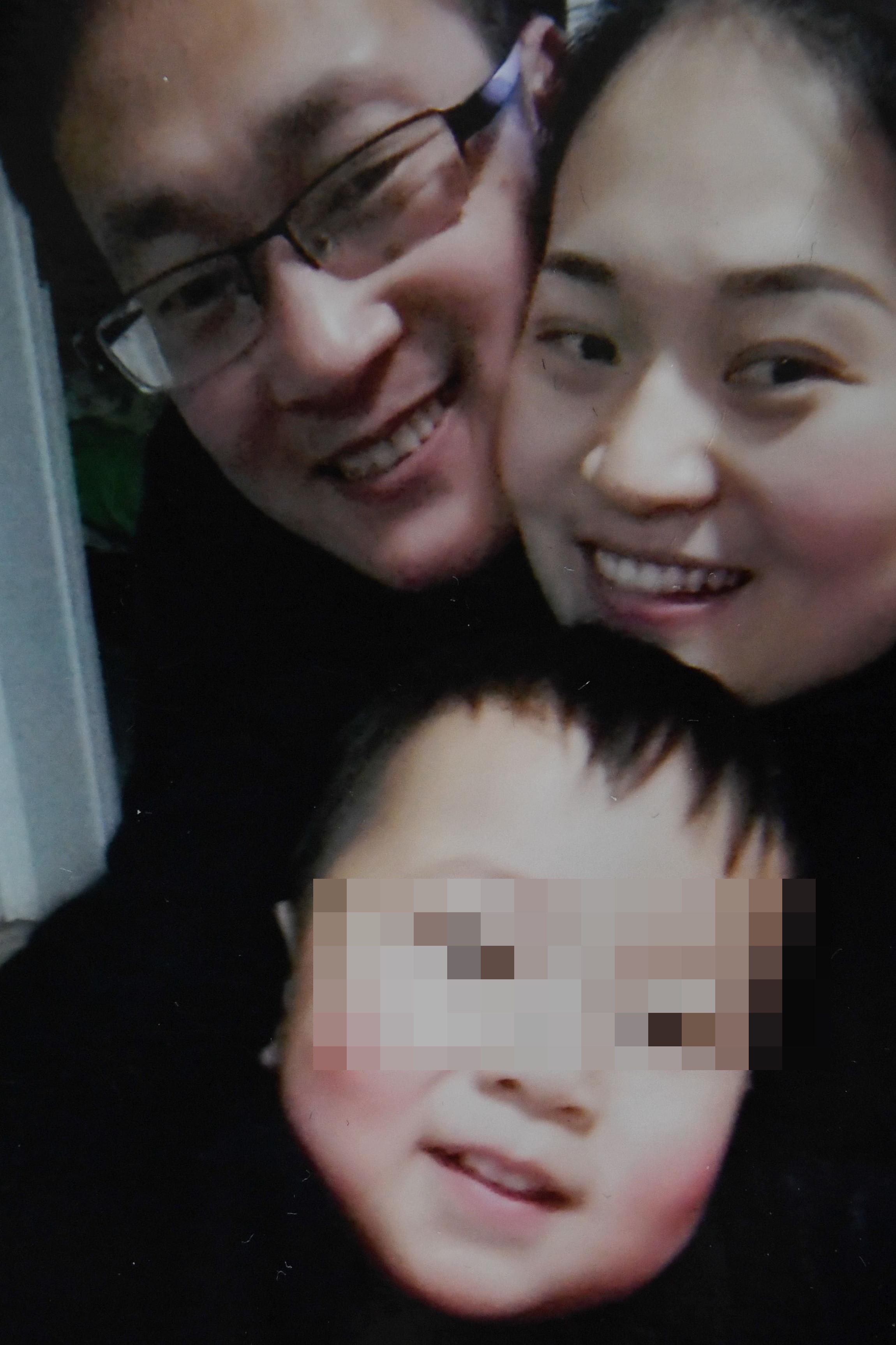王全璋入獄前，稚子泉泉年僅兩歲半。2015年7月10日至到今年4月底，他錯過了孩子的成長，從一家三口的全家福照中缺席。（翻攝網路）