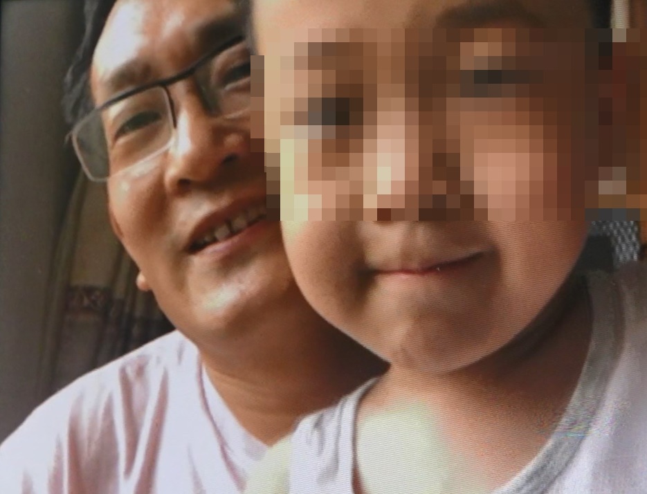 和王全璋的訪談到尾聲，兒子泉泉的小手小腳先出現在視訊畫面上，接著泉泉現身撒嬌，王全璋乾脆把孩子抱在懷裡，父子一同受訪，孩子數度打斷，他不以為忤。