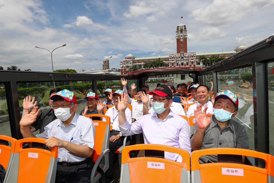 有媒體就問到柯文哲、陳時中見面是否感到尷尬，讓現場大家笑著直呼「不尷尬」，陳時中更強調「如果尷尬就不會來了」。（翻攝自柯文哲臉書）