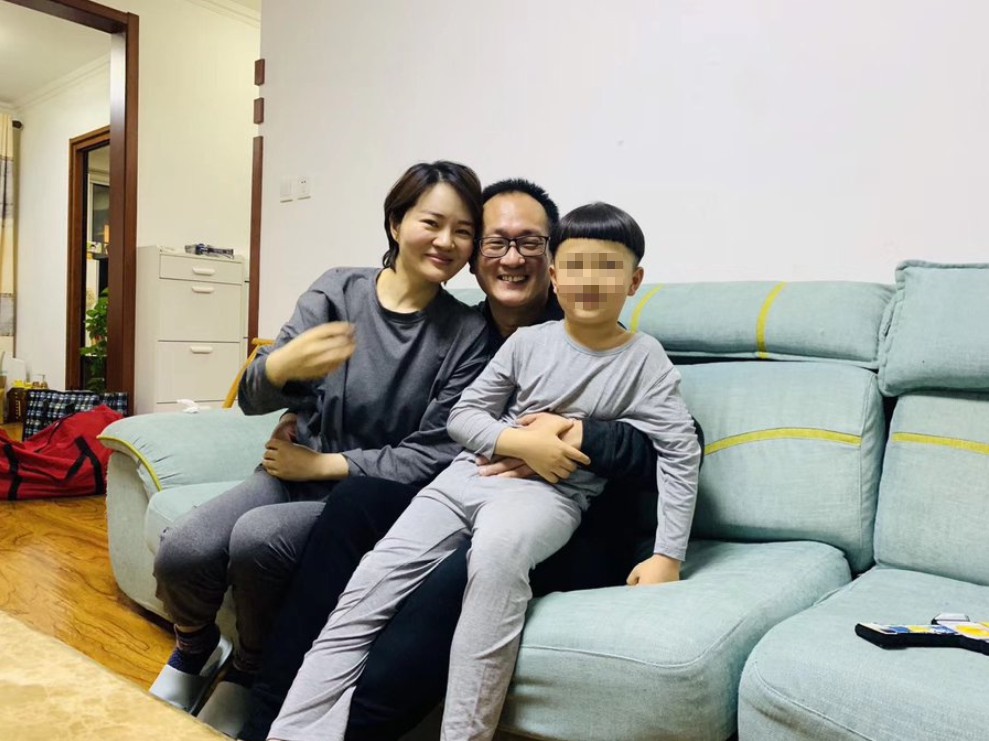 王全璋服刑4年半後,刑滿出獄,但馬上被當局送回山東「隔離」14天。隔離期滿後,王全璋仍然不能回家,原因是當局要他「適應適應」。4月27日,王全璋終於回到北京家中,與妻兒相擁而泣,又笑著拍下合影。(翻攝李文足twitter)
