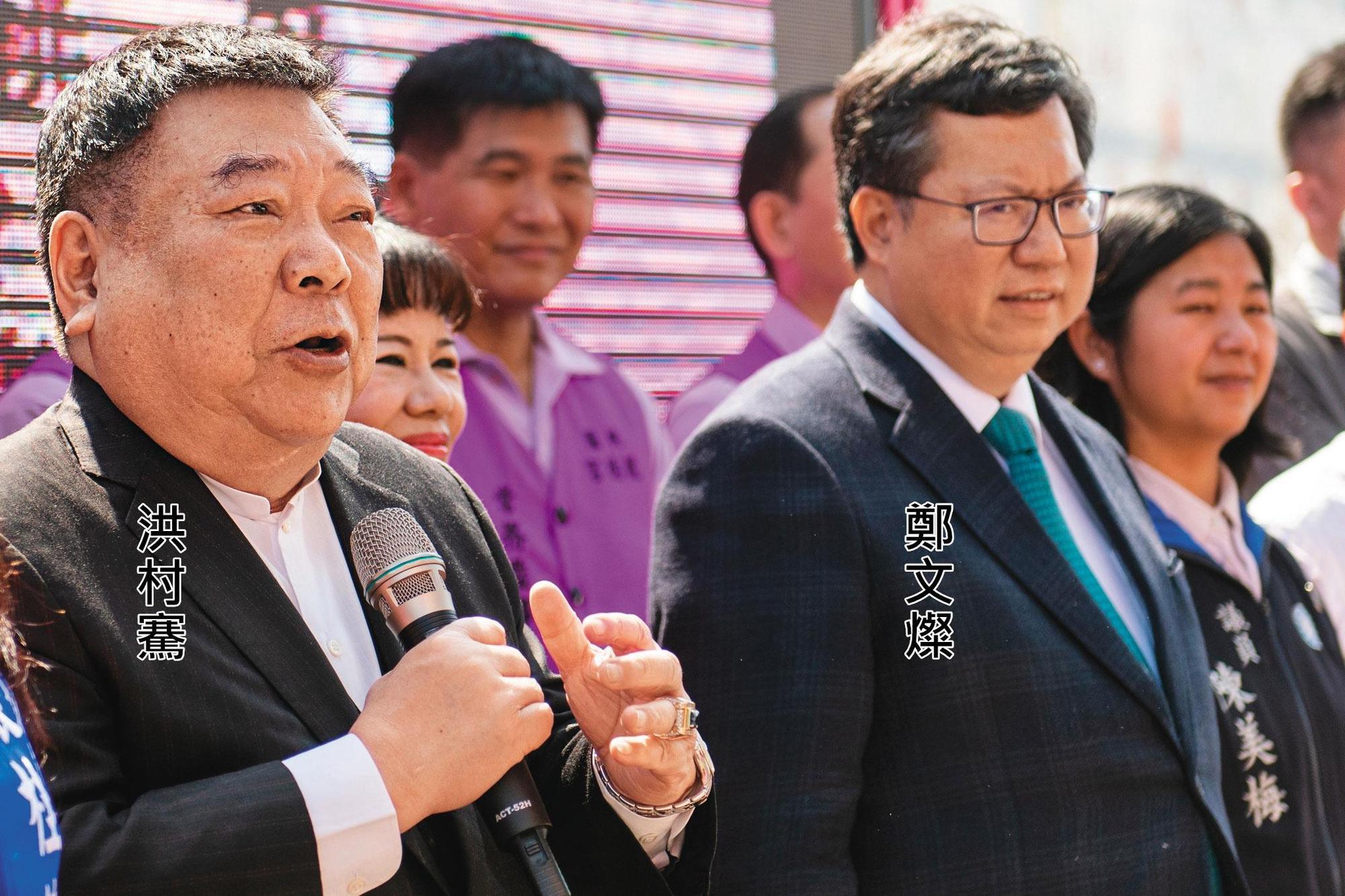 洪村騫擔任桃園龍德宮主委,廟方今年初舉辦祈福大典,他特別邀請桃園市長鄭文燦共同主持。(桃園市政府提供)