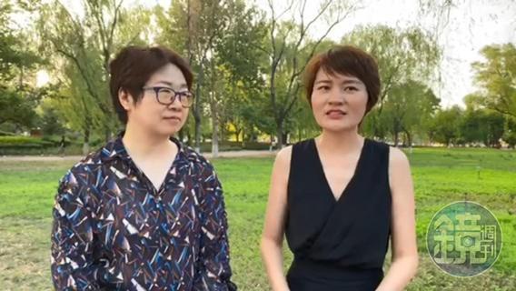丈夫的消失讓她們認識彼此。5年來,王峭嶺(左)、李文足和姐妹們總是互相勉勵,就算丈夫陸續出獄,眾人還是陪著李文足發聲、抗爭,等著王全璋歸來。圖為兩人在北京近郊一處公園接受本刊視訊訪問。
