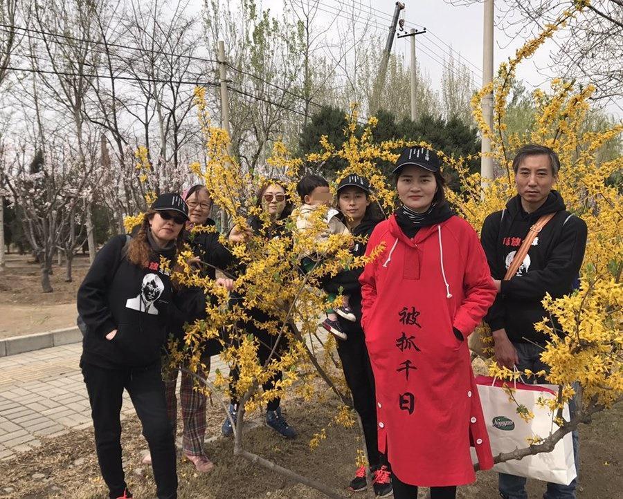 709家屬抗爭行動裡,總是穿紅戴綠,自備創意道具,她們常常笑容滿面,顛覆外界對政治犯家屬的印象。(翻攝自李文足twitter)