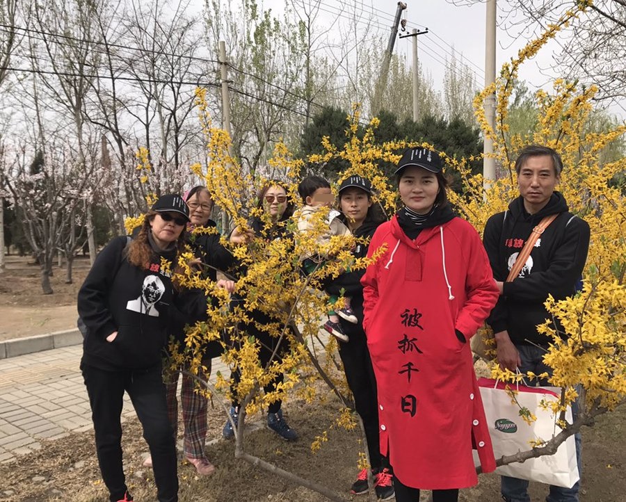 709家屬抗爭行動裡，總是穿紅戴綠，自備創意道具，她們常常笑容滿面，顛覆外界對政治犯家屬的印象。（翻攝自李文足twitter）