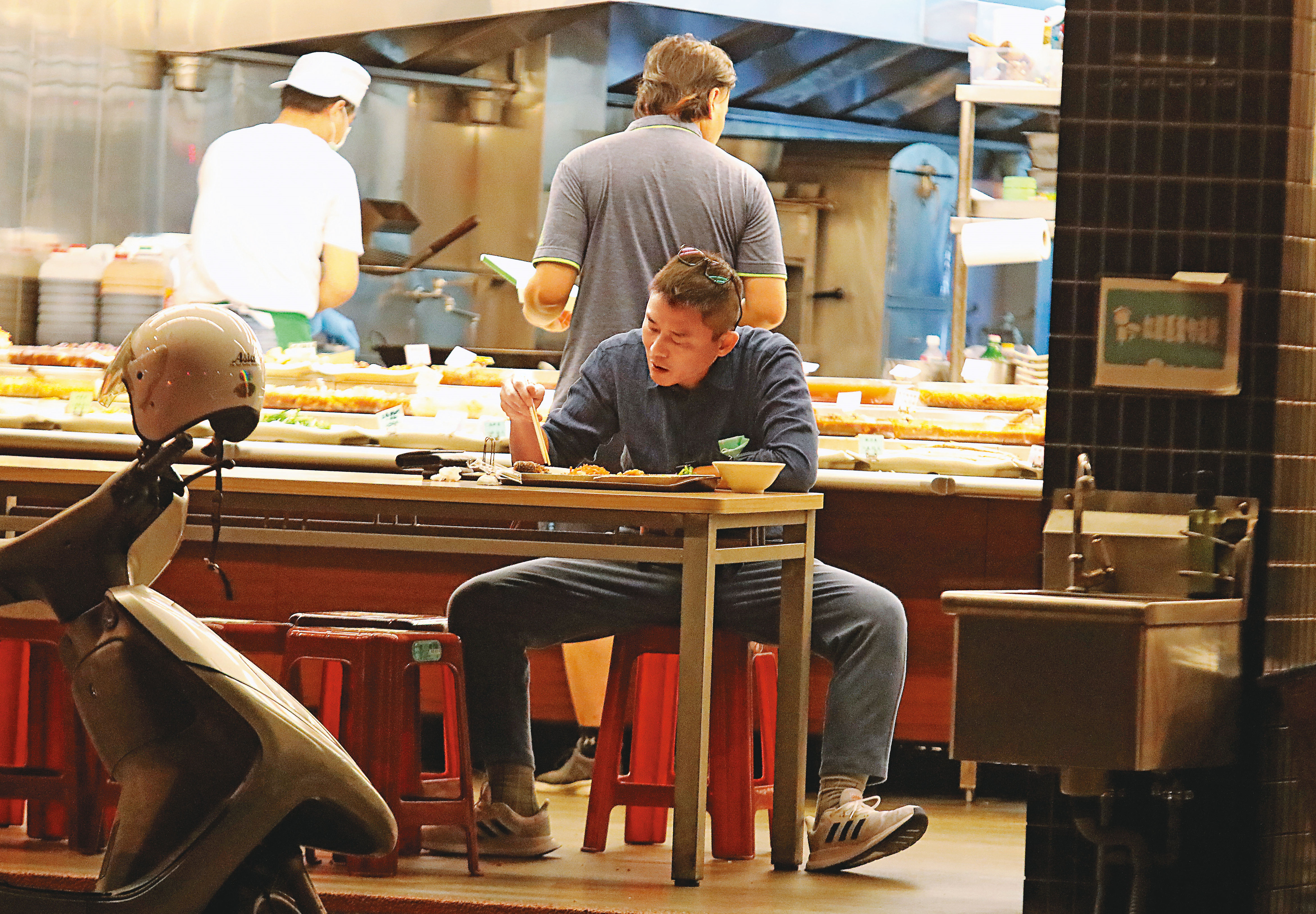 遭爆料私人感情狀況不單純，台中市政府副祕書長朱康震澄清恐非事實。