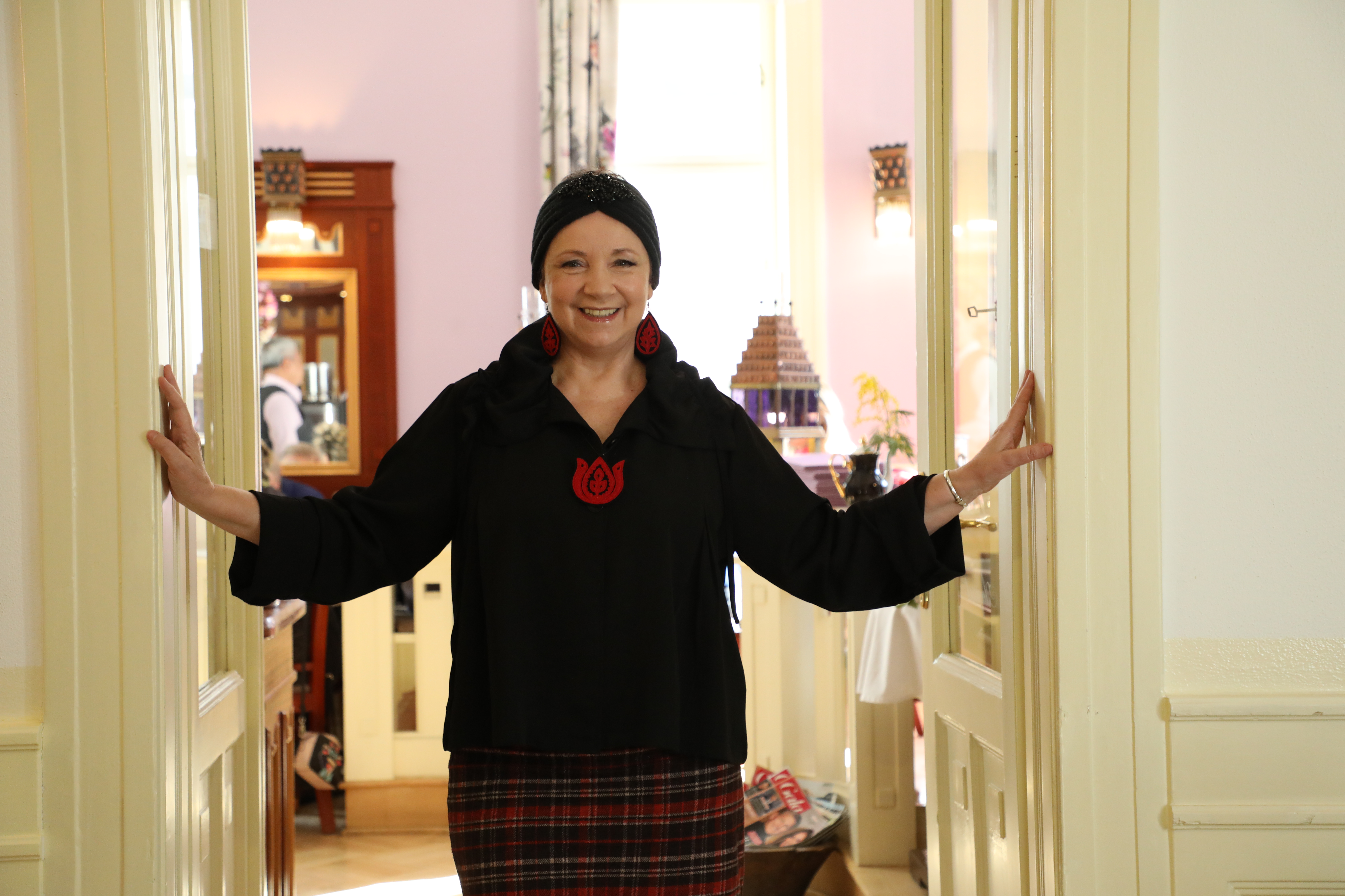 Sebestyen Márta是匈牙利著名的民謠歌手，她的聲音為電影《英倫情人》開場增添震撼效果。