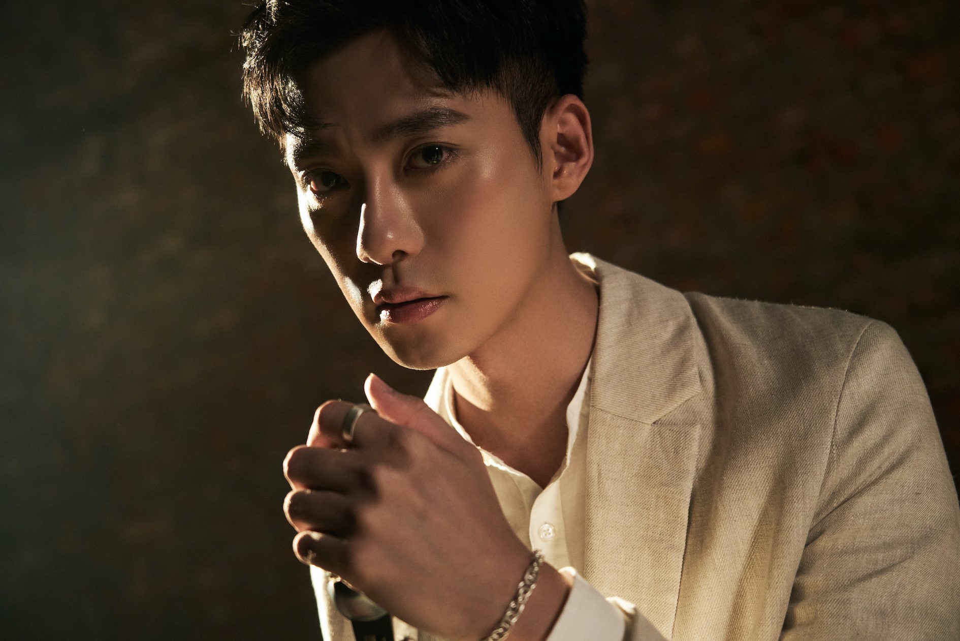 李唯楓睽違7年推新歌《螢光》解剖自己低潮無助絕望。（群娛樂提供）