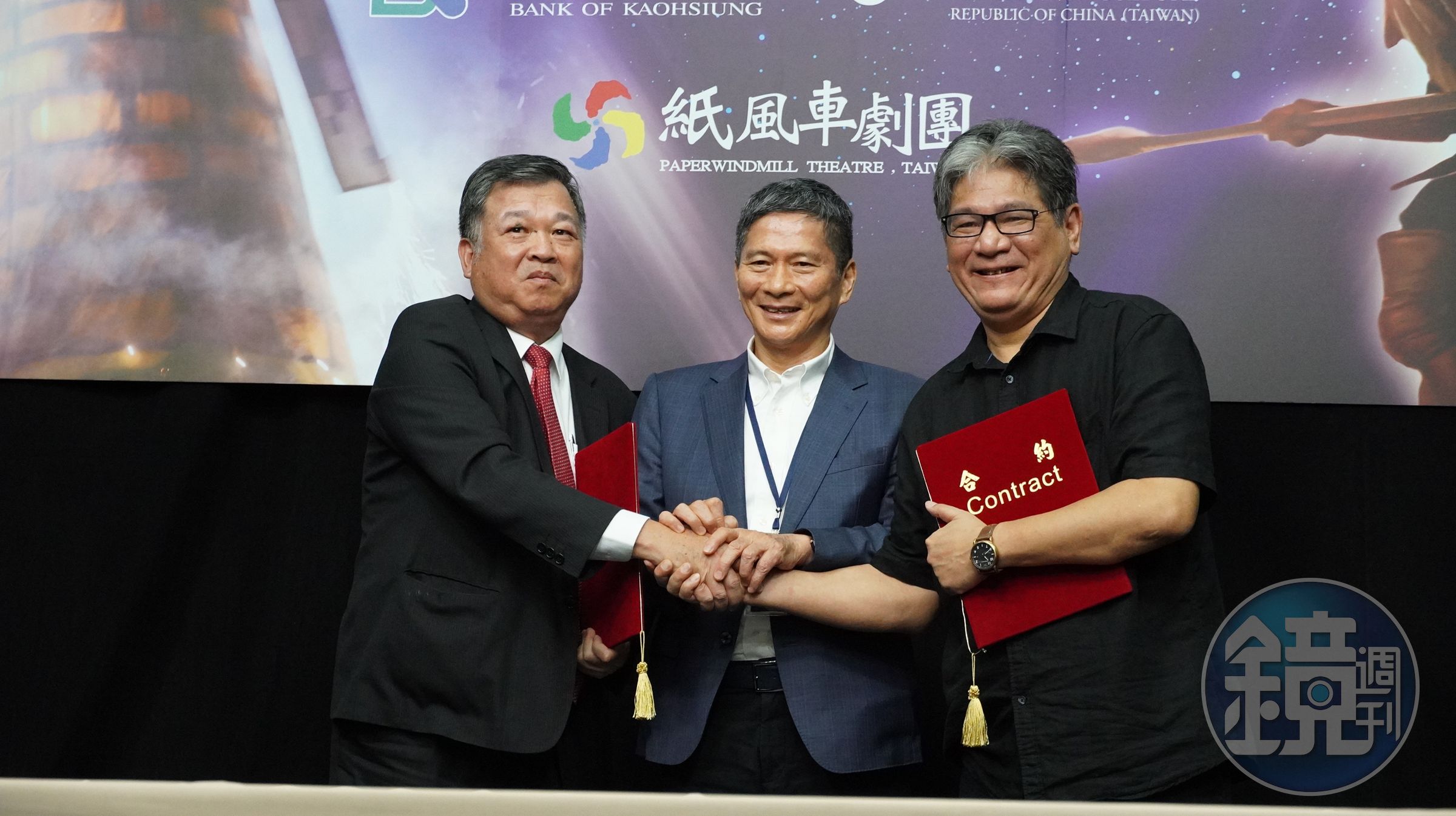 文化部長李永得（中）見證高雄銀行朱潤逢董事長（左）與紙風車劇團執行長李永豐（右）簽約。（紙風車劇團提供）