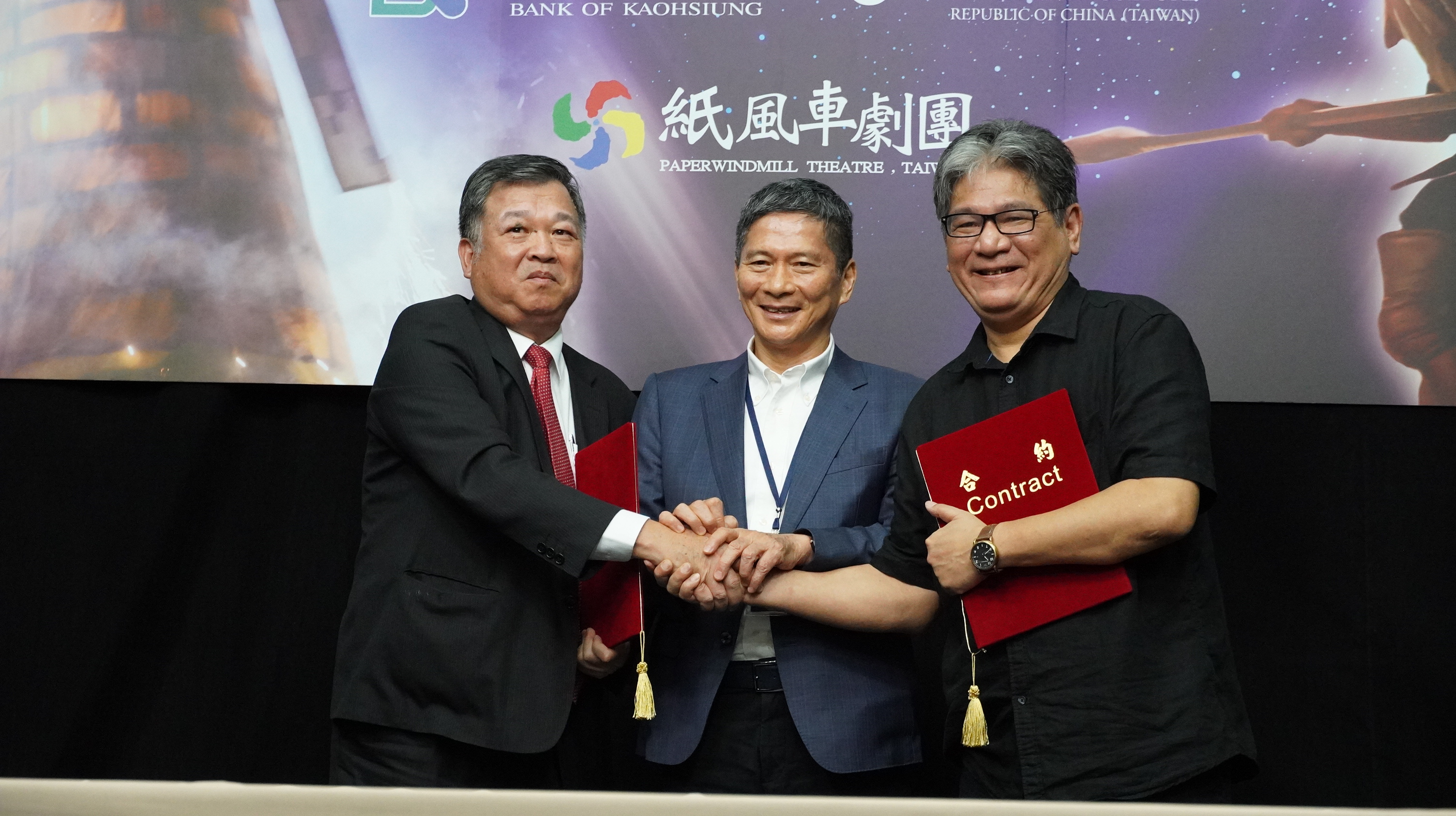 文化部長李永得（中）見證高雄銀行朱潤逢董事長（左）與紙風車劇團執行長李永豐（右）簽約。（紙風車劇團提供）