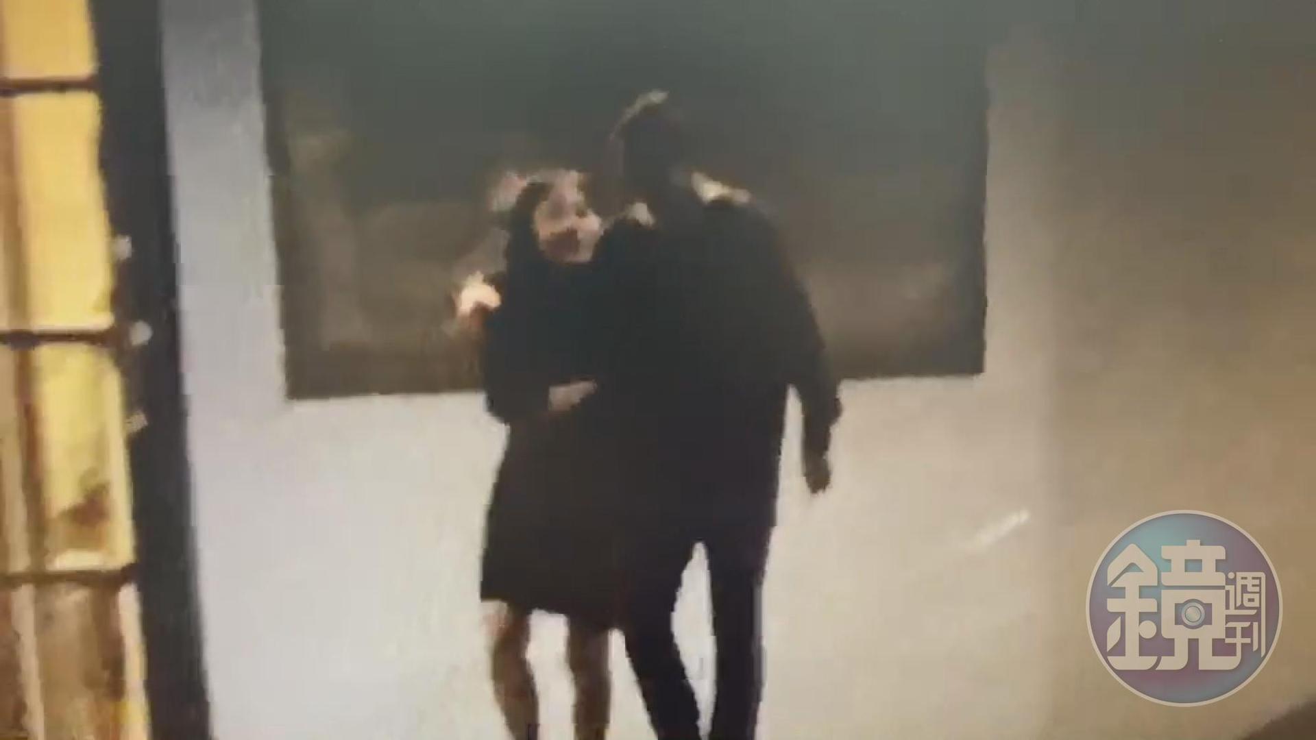 謝妻被拍到與一名男子從建築物走出後,該男子竟一度狀似緊摟謝妻的肩膀,關係似乎相當親密。(讀者提供)