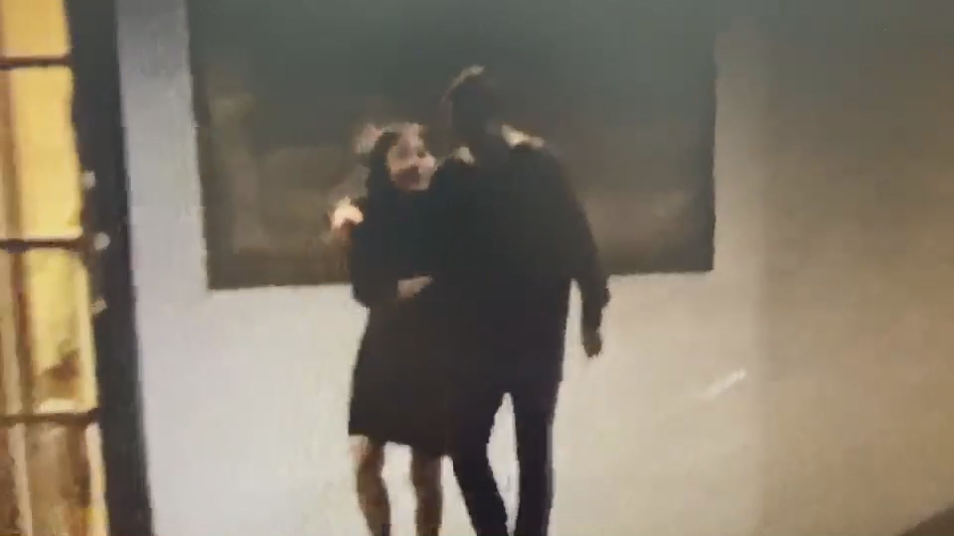 謝妻被拍到與一名男子從建築物走出後，該男子竟一度狀似緊摟謝妻的肩膀，關係似乎相當親密。（讀者提供）