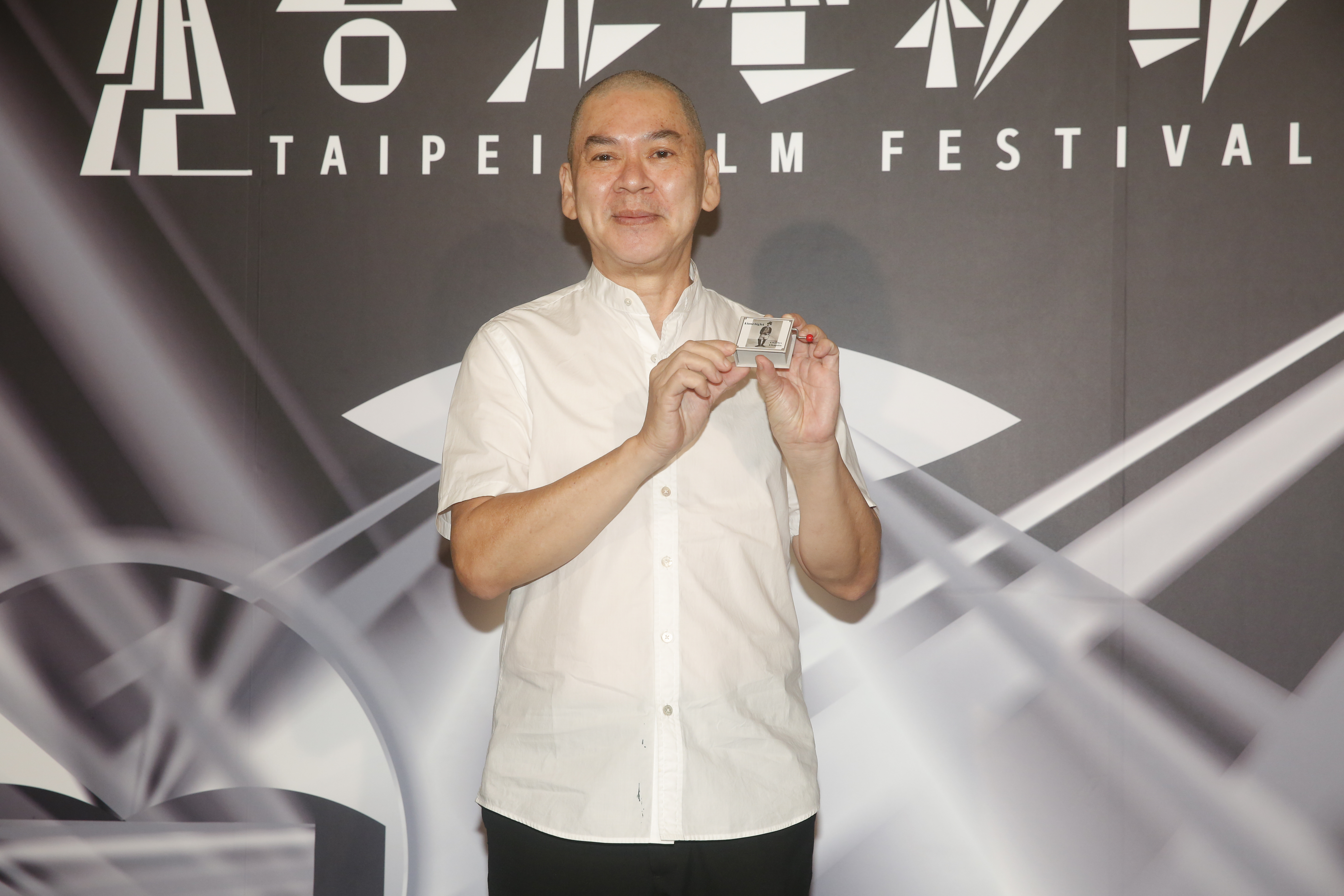 蔡明亮導演手持送給演員亞儂的音樂盒，表示這首音樂跟電影息息相關。