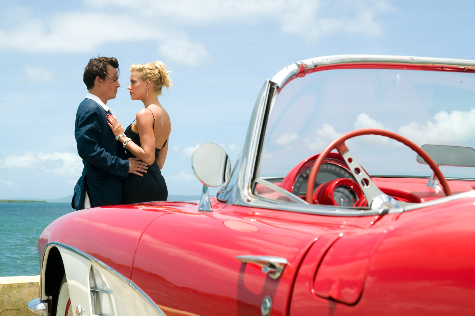 強尼戴普（左）與安柏赫德（右）2011年拍攝《醉後型男日記》墜入愛河，在2015年結婚，僅維持了15個月。（威望國際提供）