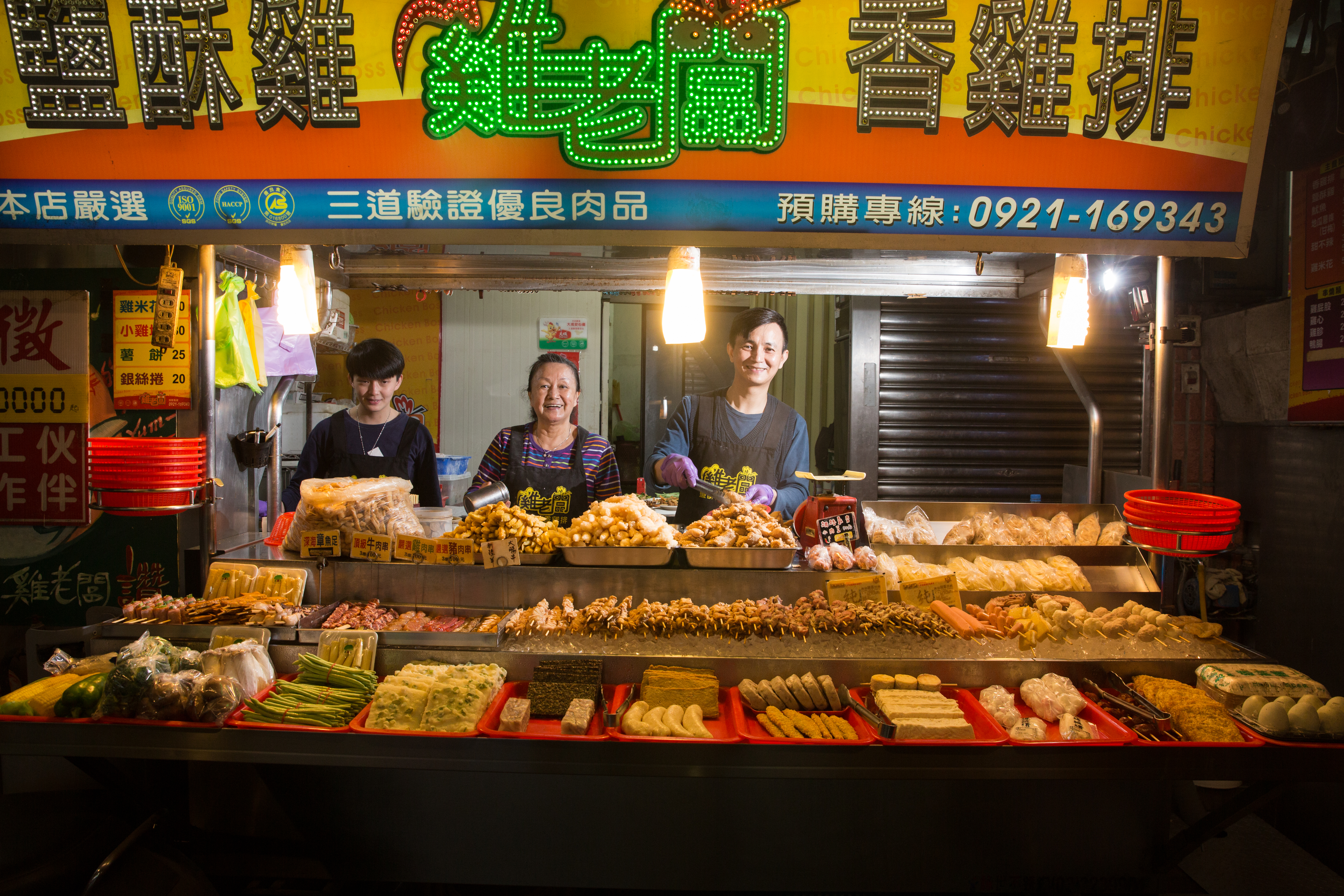 張靜怡（中）30年前為了擠出時間探望獄中長子張祐瑋（右），創業賣鹽酥雞，拉拔孫女張子宸（左）長大，如今苦盡甘來，祖孫三代一同打拚。