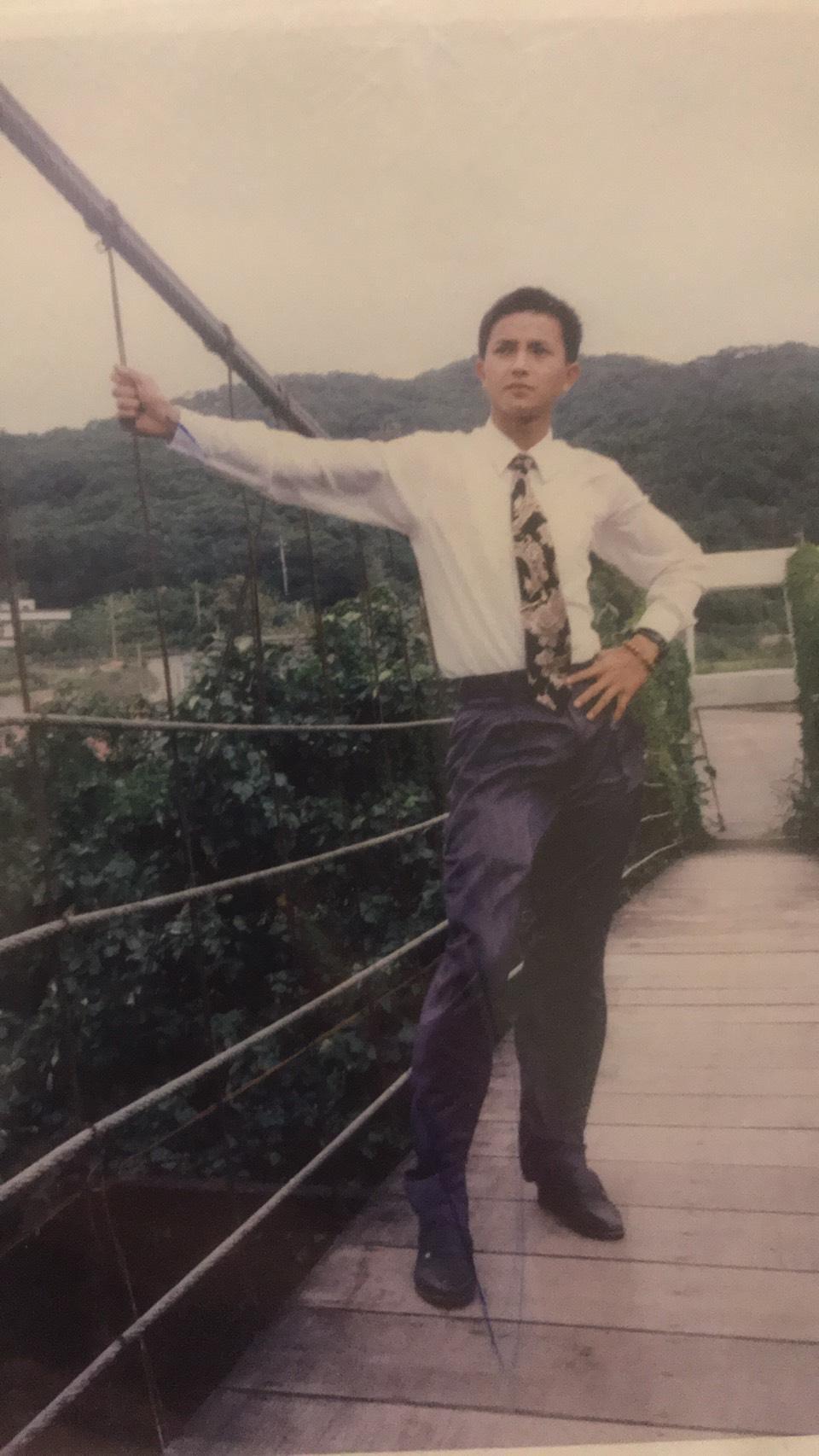 張祐瑋年輕時在舅舅開的酒店當經理,交友複雜誤入歧途,曾因染毒多次入獄。(張子宸提供)