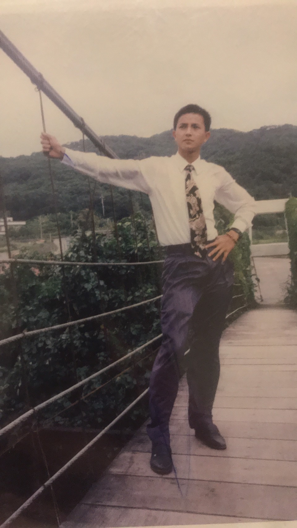 張祐瑋年輕時在舅舅開的酒店當經理,交友複雜誤入歧途,曾因染毒多次入獄。(張子宸提供)