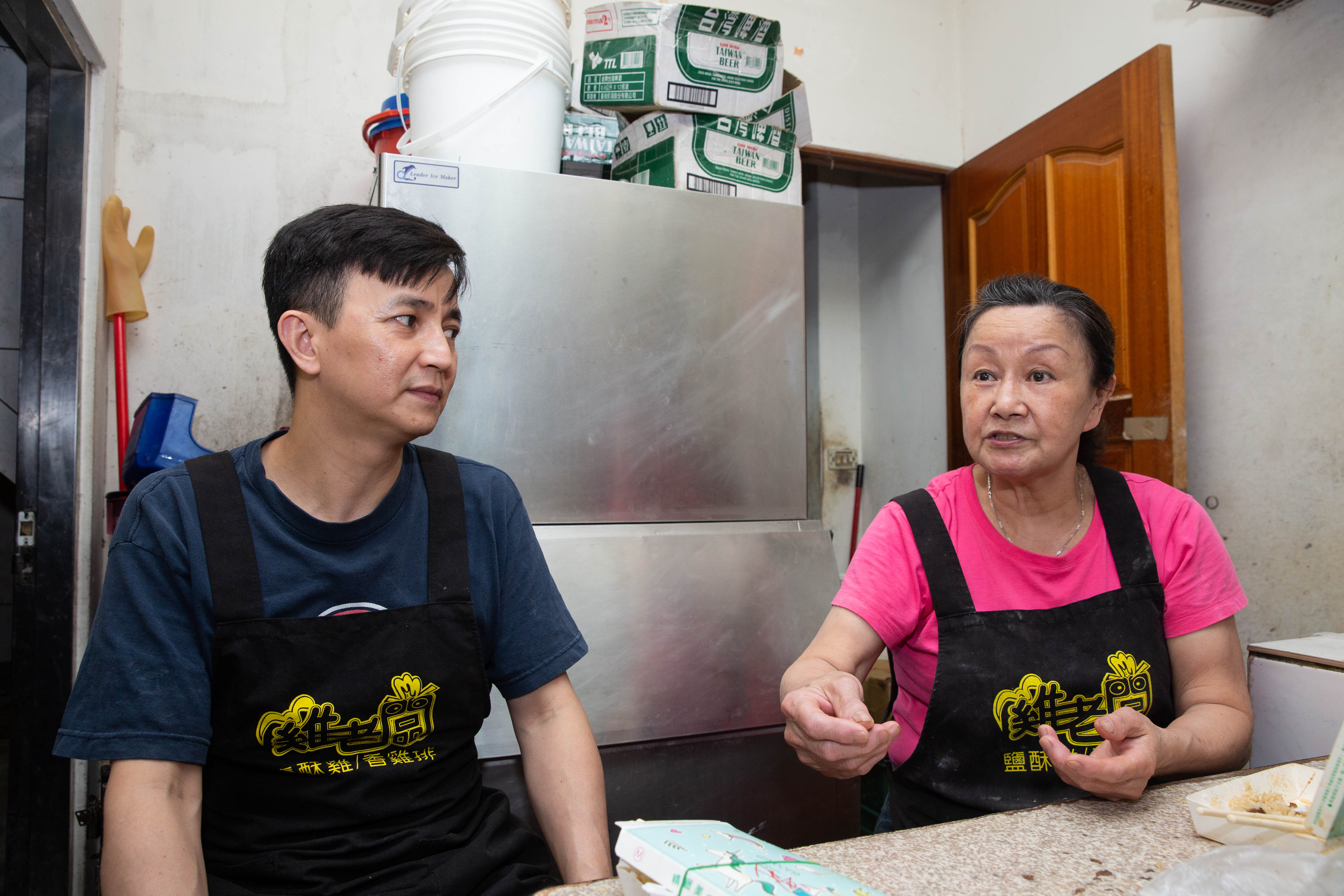 張靜怡（右）做工拉拔子女長大，張祐瑋（左）繞了一大圈，發現只有家人不離不棄，下定決心跟母親學手藝。
