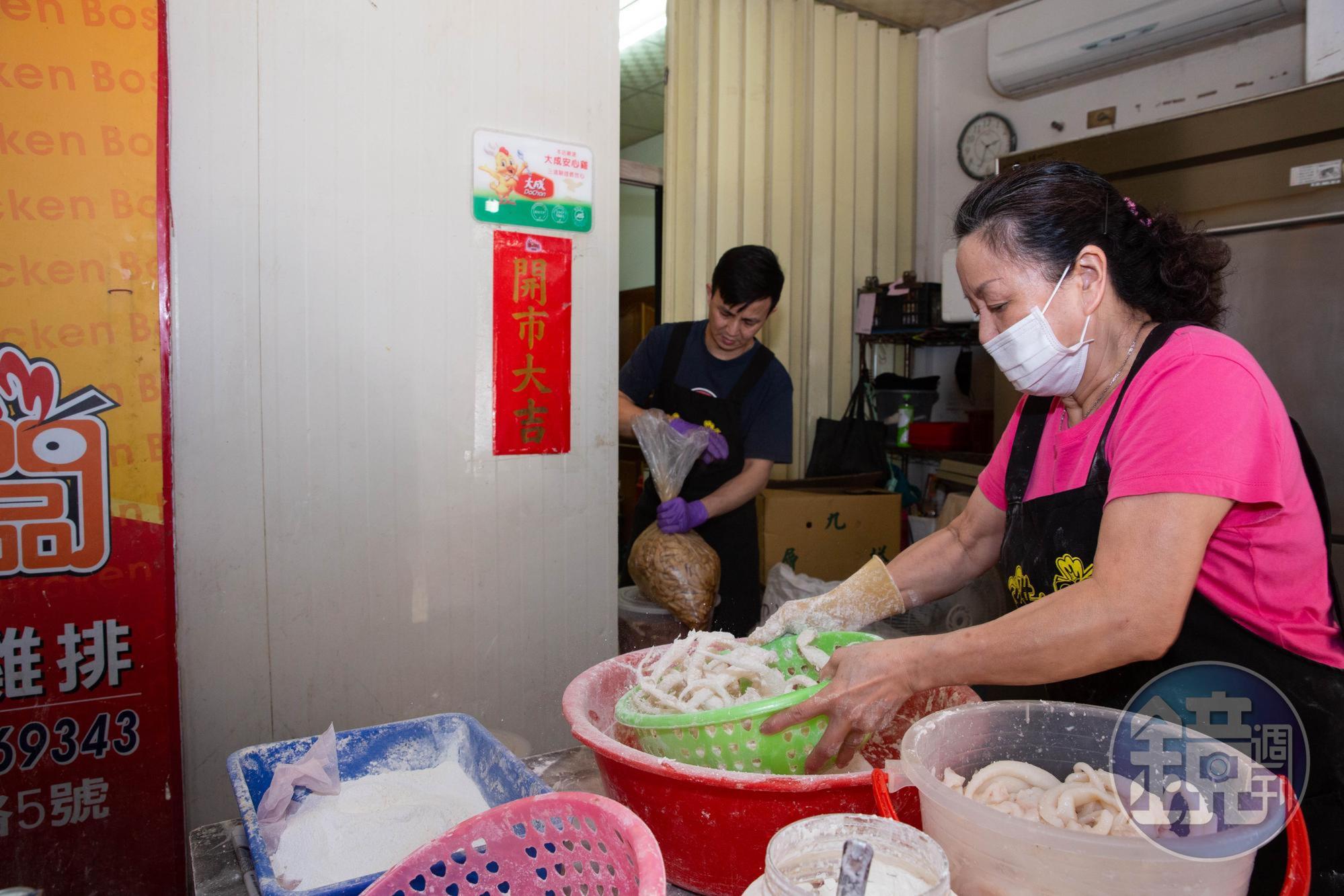 美味不能怕麻煩，雞老闆鹽酥雞下午3點才開攤，但張靜怡（右）與張祐瑋（左）吃過早午餐就到店裡備料。