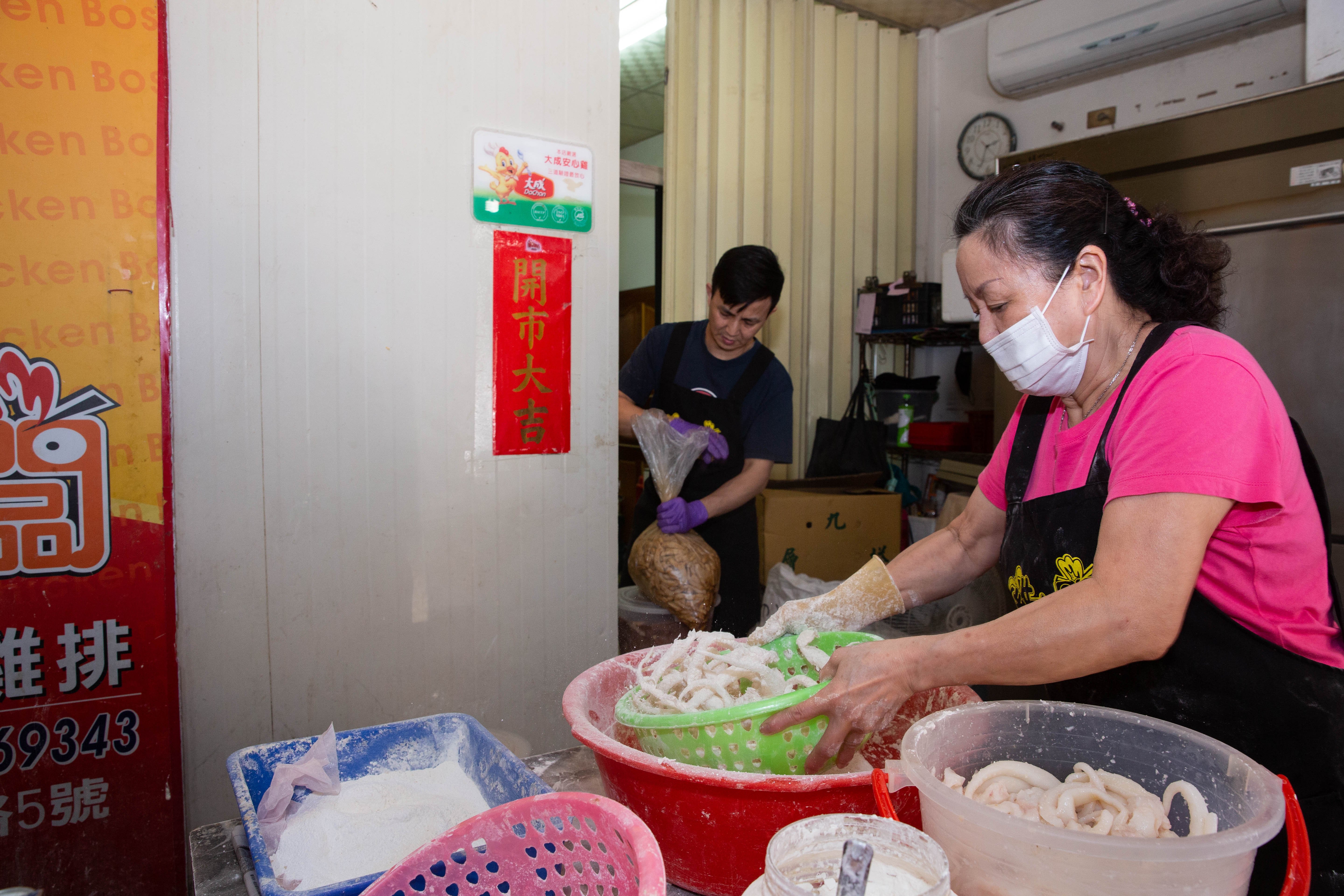 美味不能怕麻煩，雞老闆鹽酥雞下午3點才開攤，但張靜怡（右）與張祐瑋（左）吃過早午餐就到店裡備料。