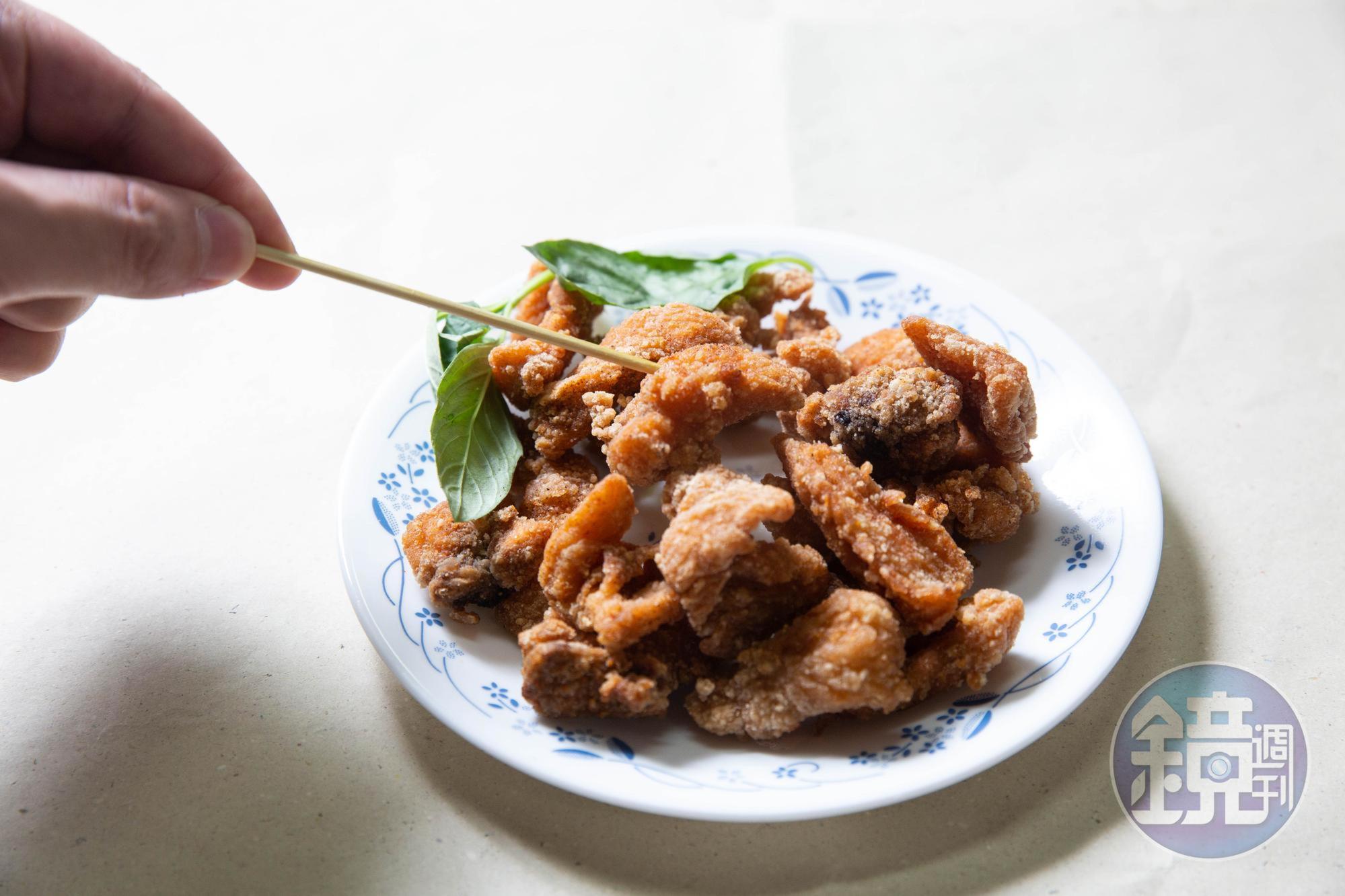 招牌鹽酥雞可選擇無骨或帶骨，肉質軟嫩多汁。（50元／份）