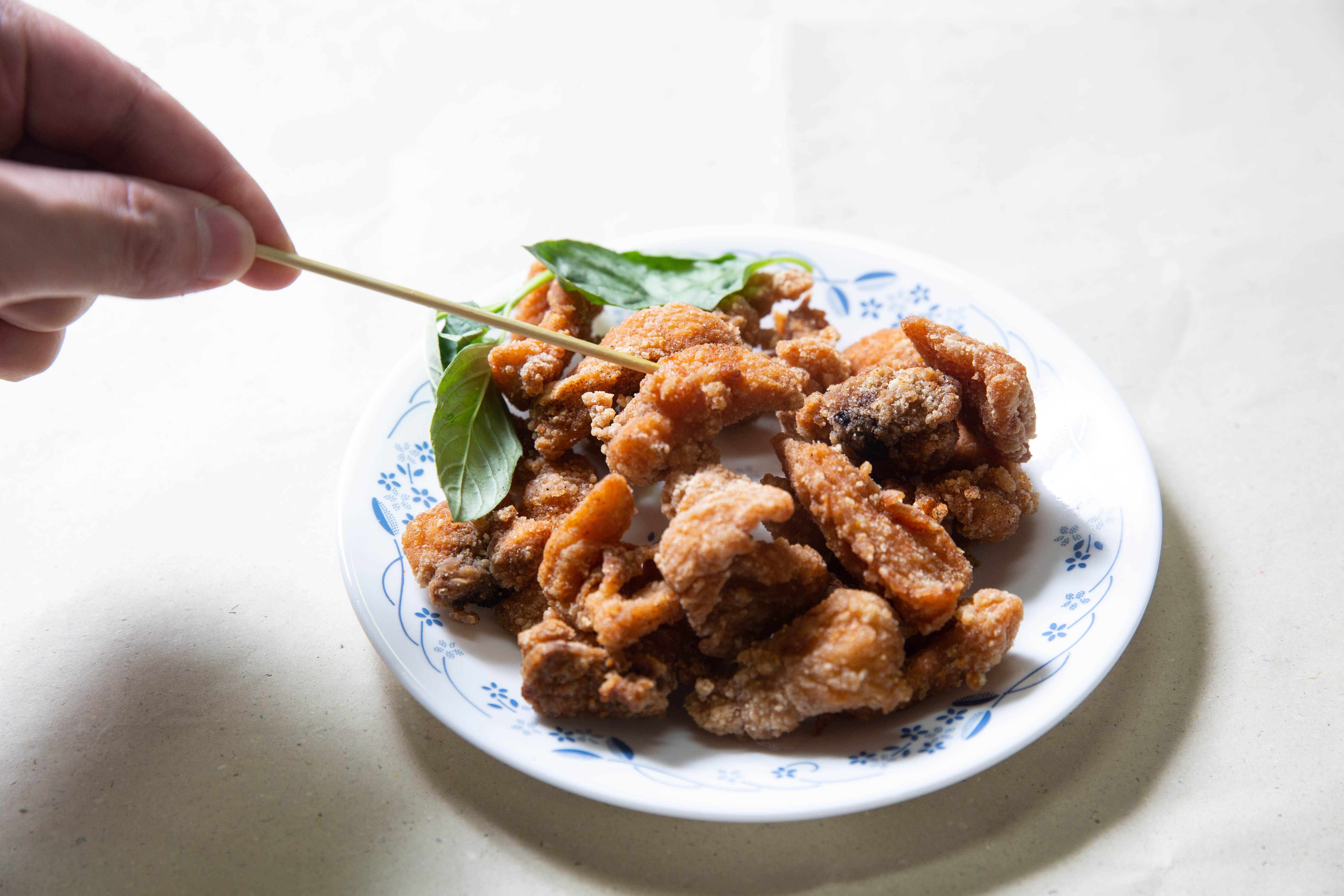 招牌鹽酥雞可選擇無骨或帶骨，肉質軟嫩多汁。（50元／份）