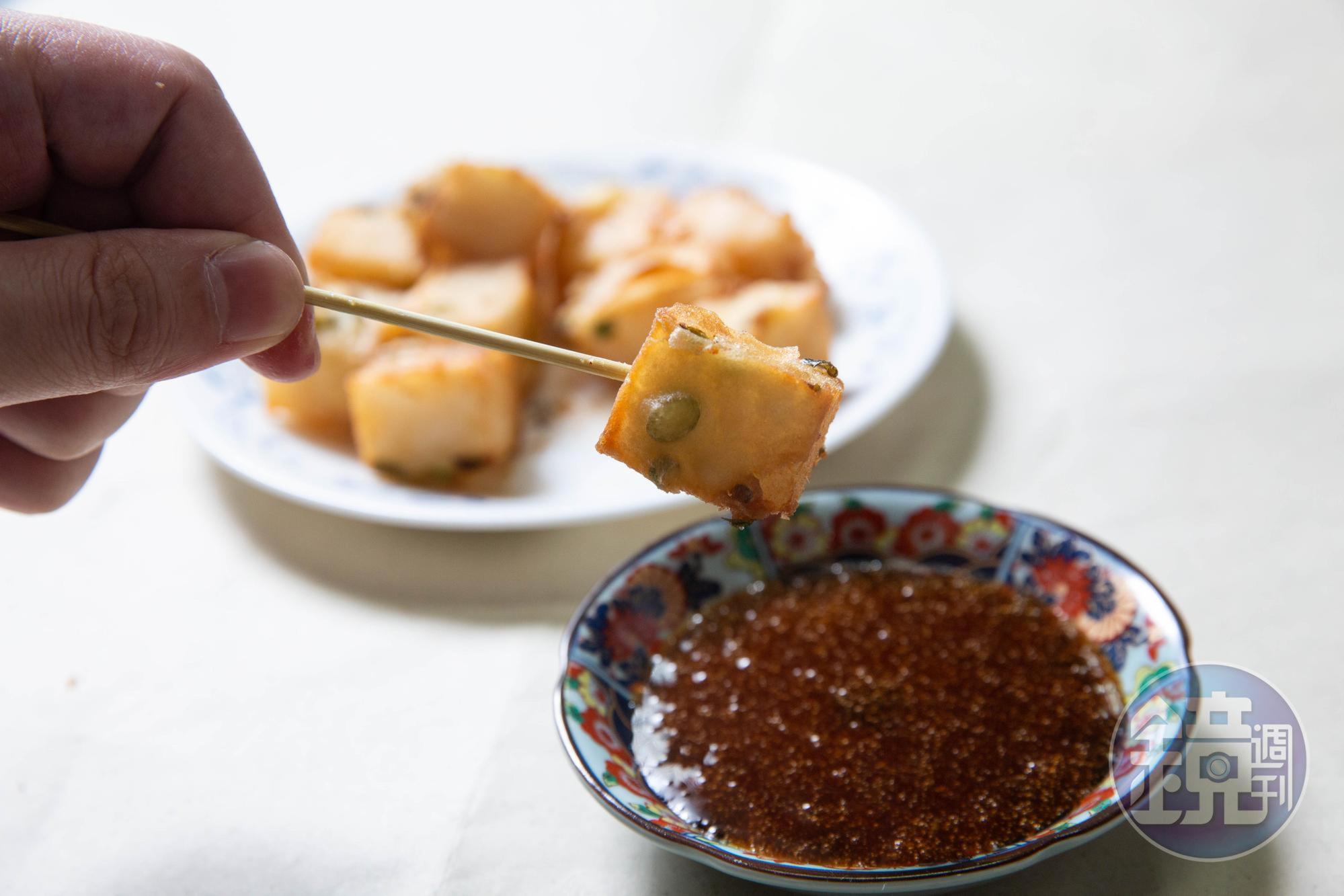 張靜怡嫌酥炸蘿蔔糕太單調，在粉漿內拌入蔥花，連蒜蓉醬都是自己加工熬煮。（20元／份）