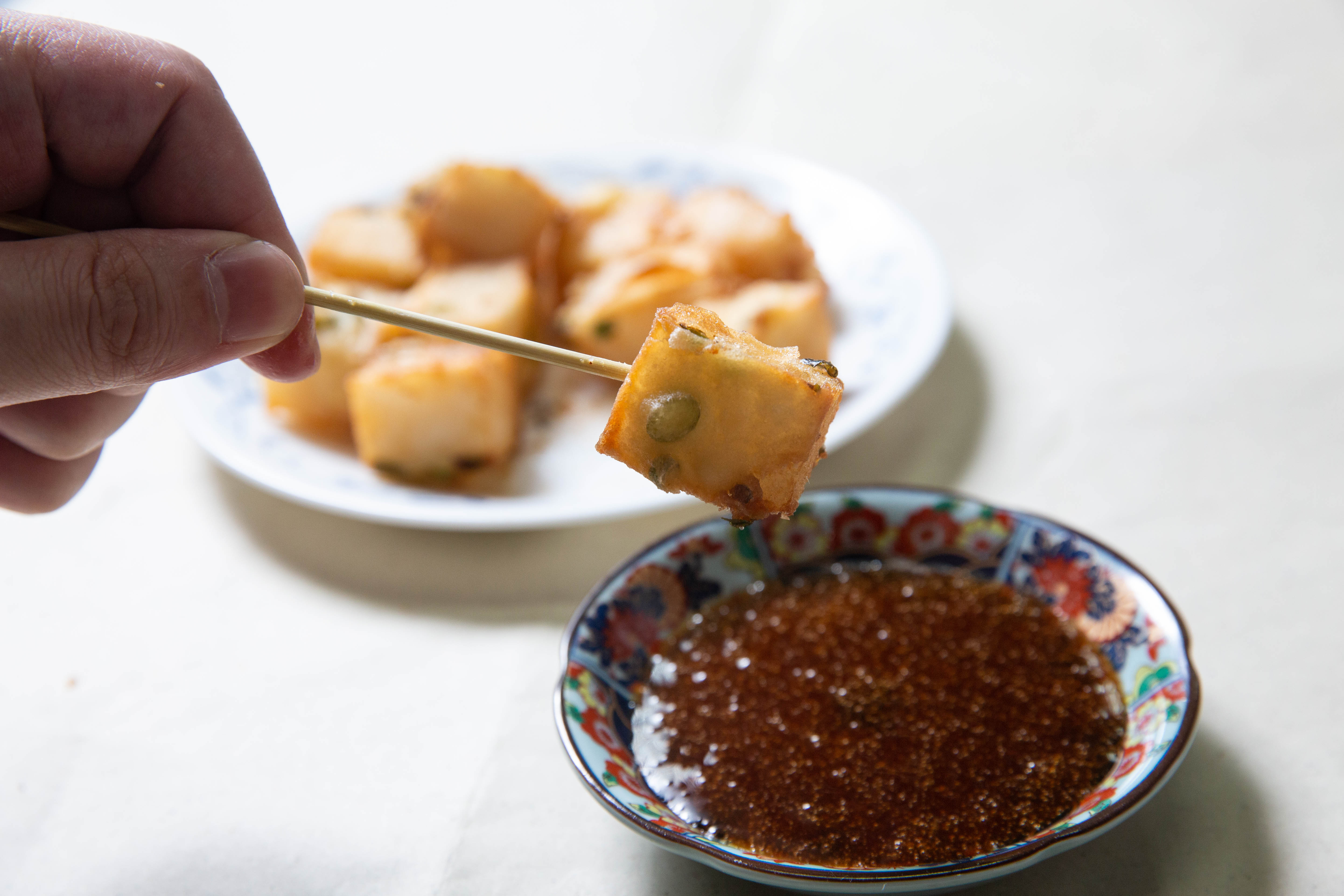 張靜怡嫌酥炸蘿蔔糕太單調，在粉漿內拌入蔥花，連蒜蓉醬都是自己加工熬煮。（20元／份）