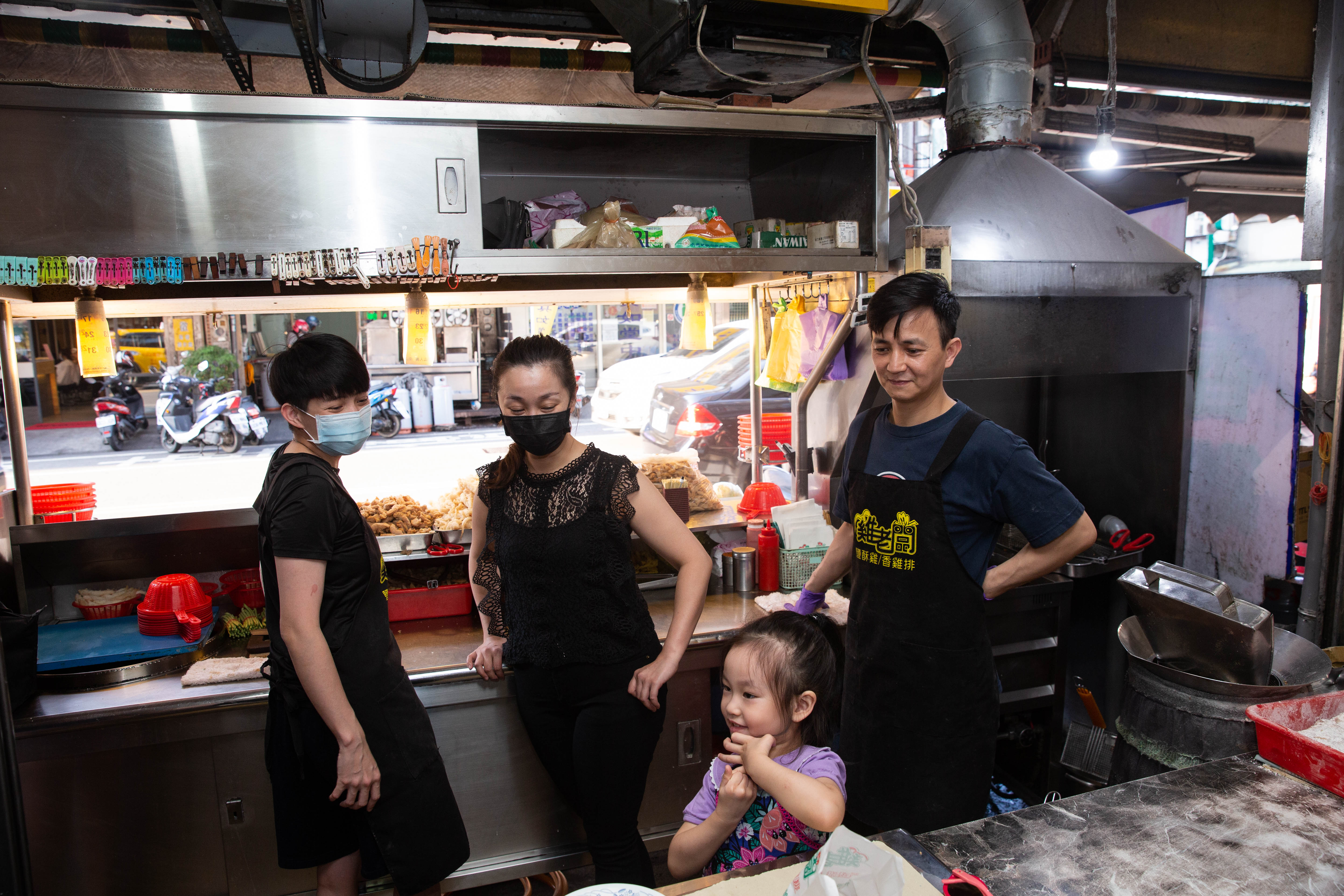 張祐瑋（右起）與妻子許嘉珮、大女兒張子宸二代同心，守護母親經營30年的鹽酥雞老店。