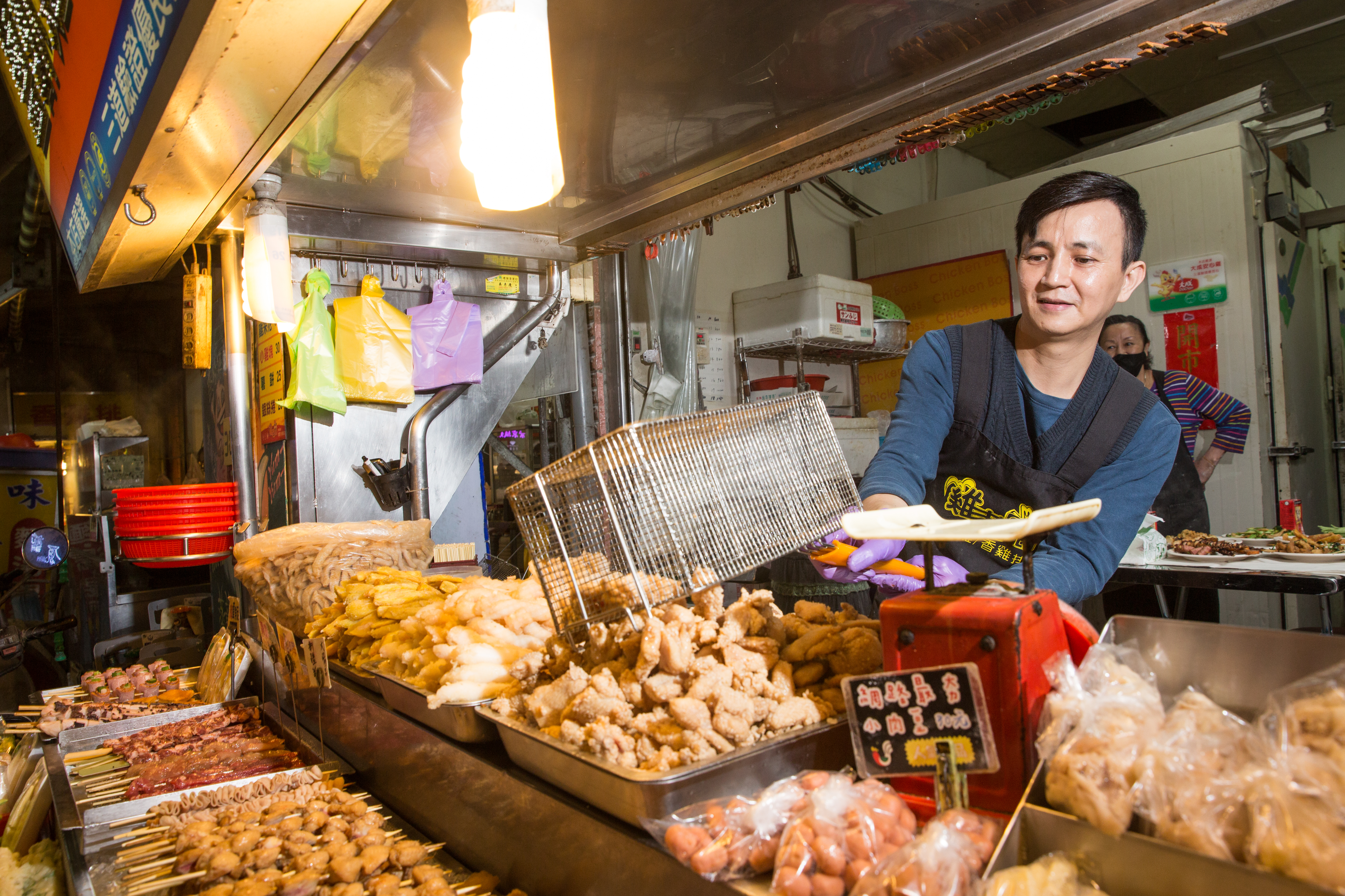 張祐瑋繞了一大圈，才發現只有家人不離不棄，出獄後跟母親學手藝，如今已能獨當一面。
