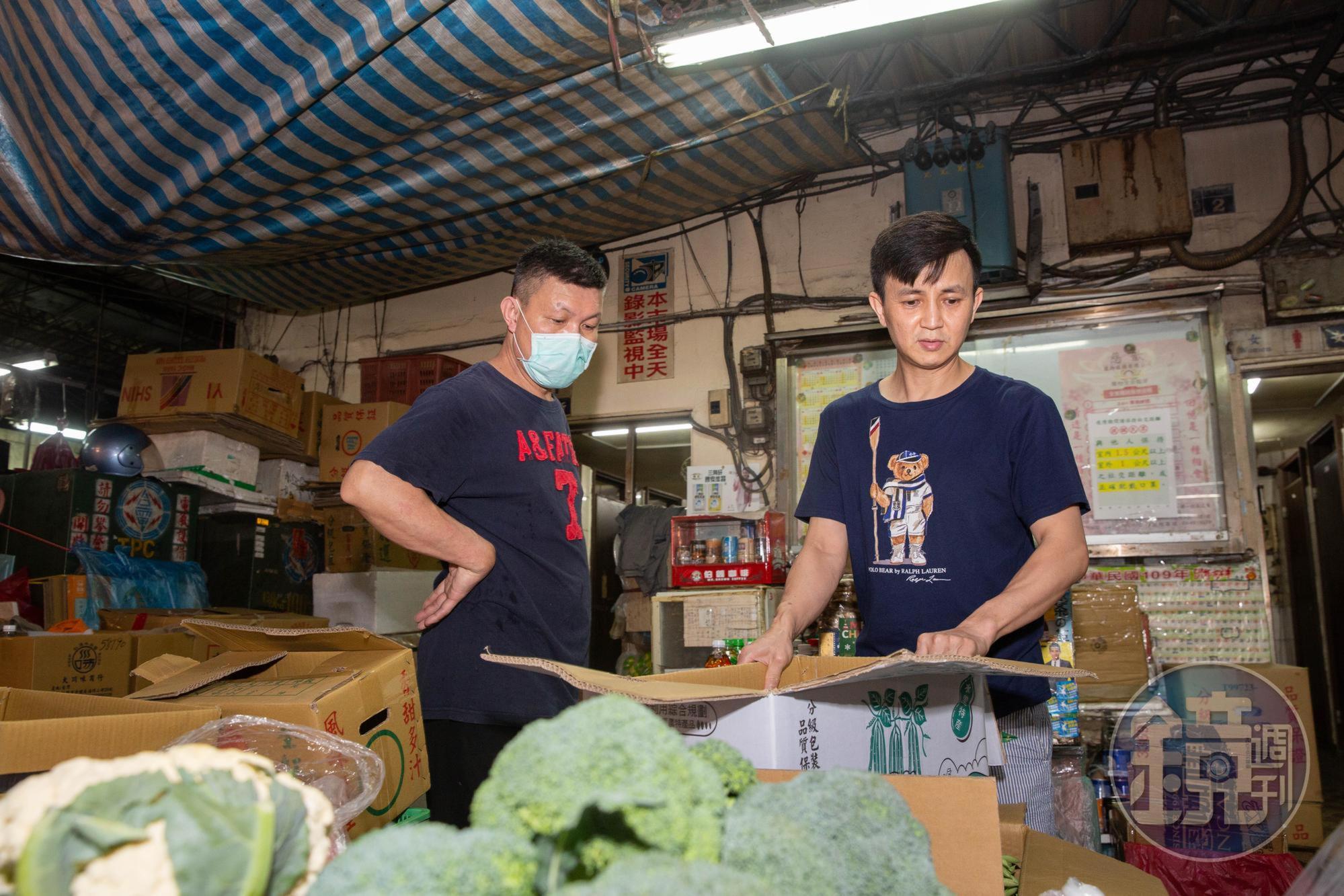 凌晨打烊後,張祐瑋(右)簡單梳洗就趕赴桃園中壢批發市場,他不以價錢為考量,要求攤商開箱讓他選貨。
