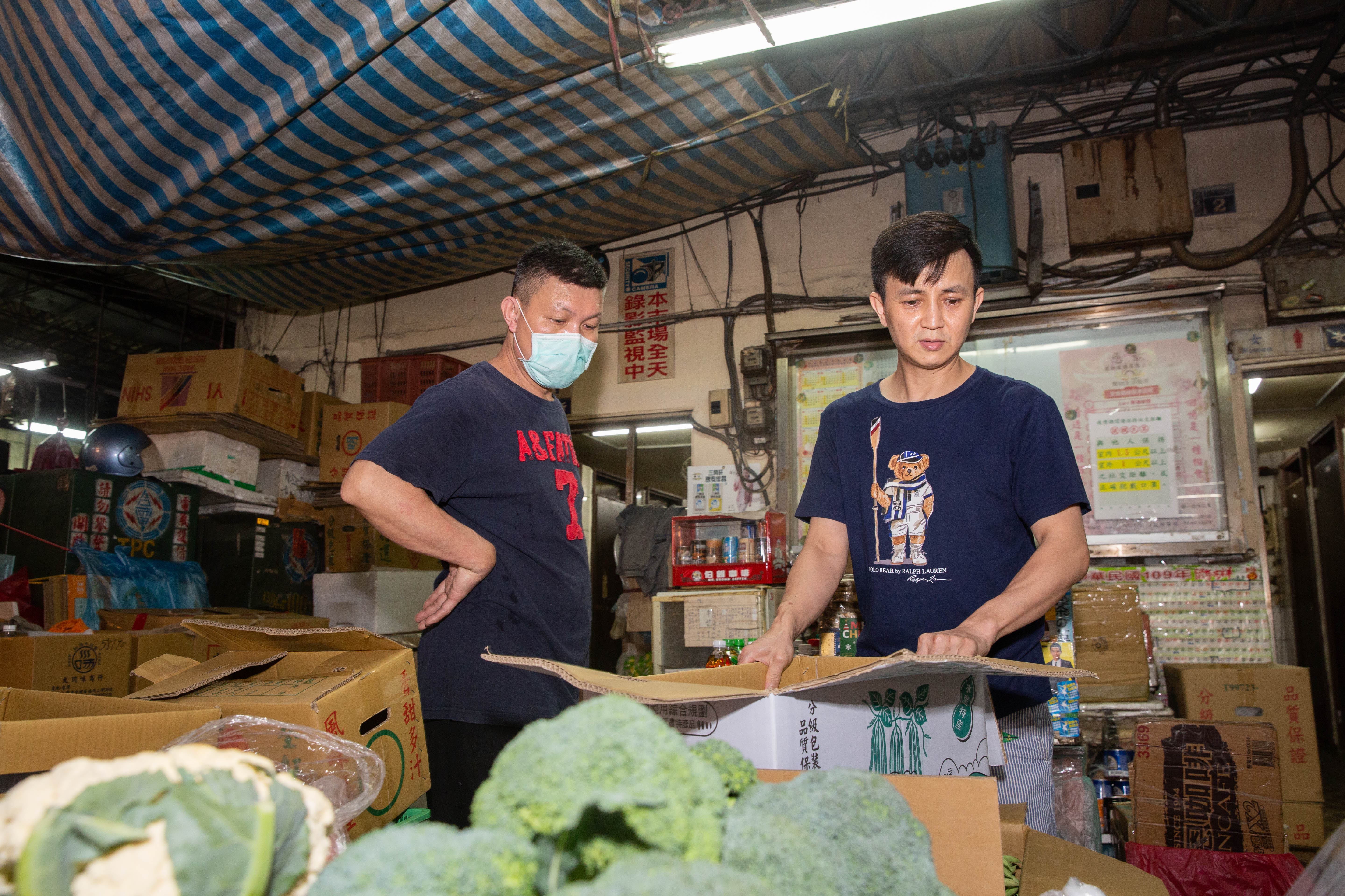凌晨打烊後，張祐瑋（右）簡單梳洗就趕赴桃園中壢批發市場，他不以價錢為考量，要求攤商開箱讓他選貨。