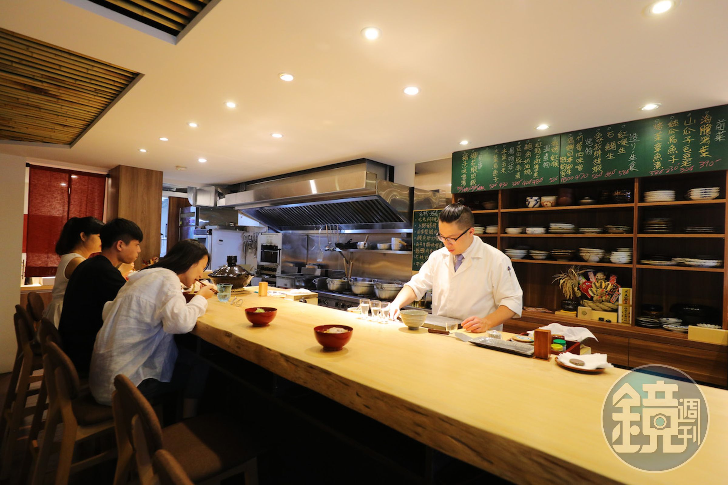 用餐空間只有12席的板前座位，可全程看到廚師料理。