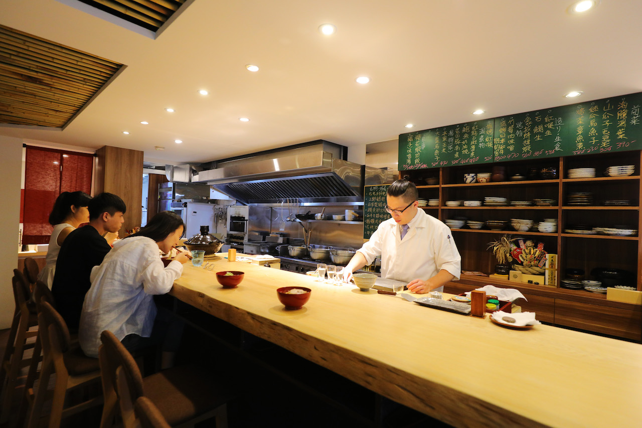 用餐空間只有12席的板前座位，可全程看到廚師料理。