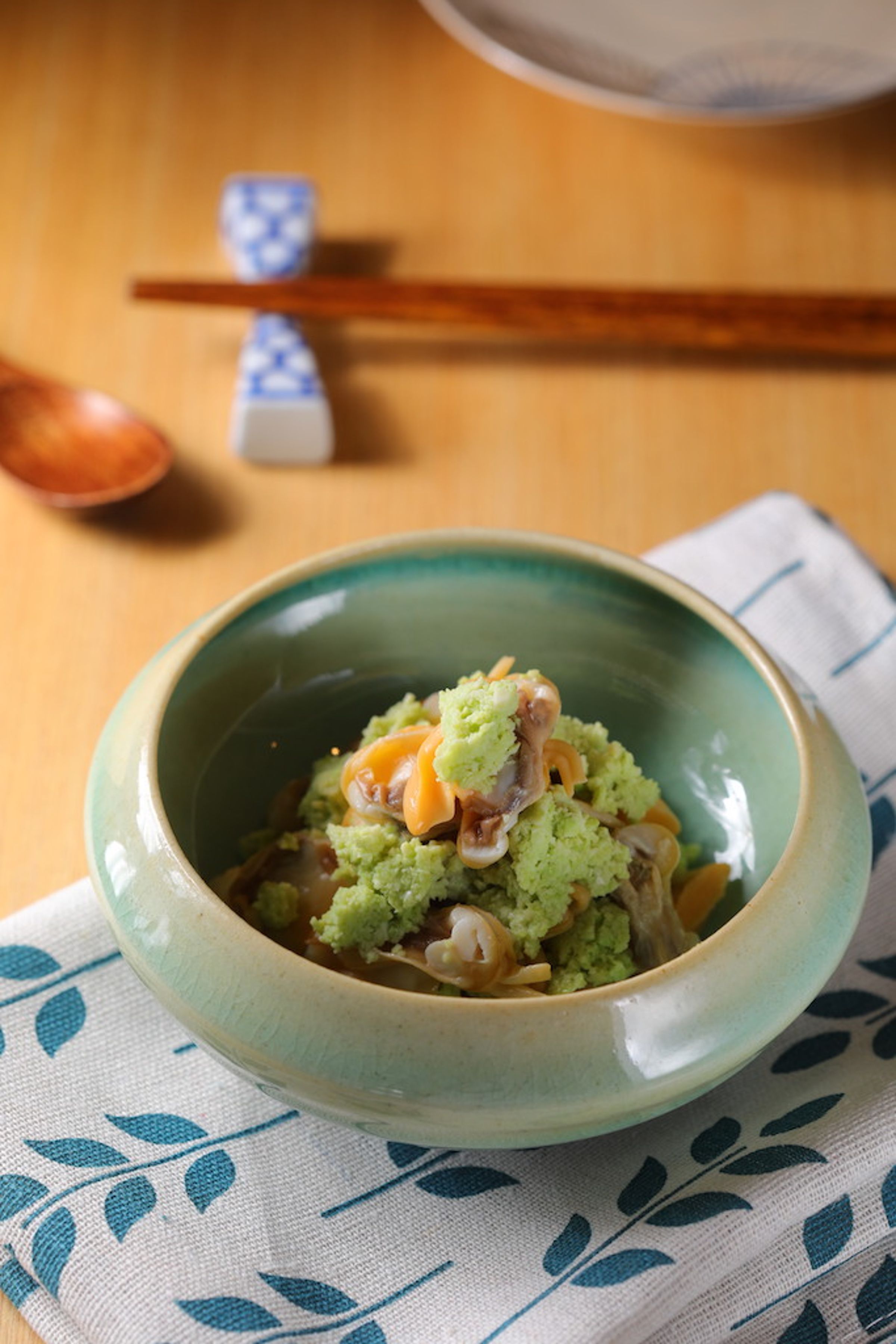 冷菜「毛豆泥海瓜子」結合蔬菜及貝類的鮮味。（300元／份）