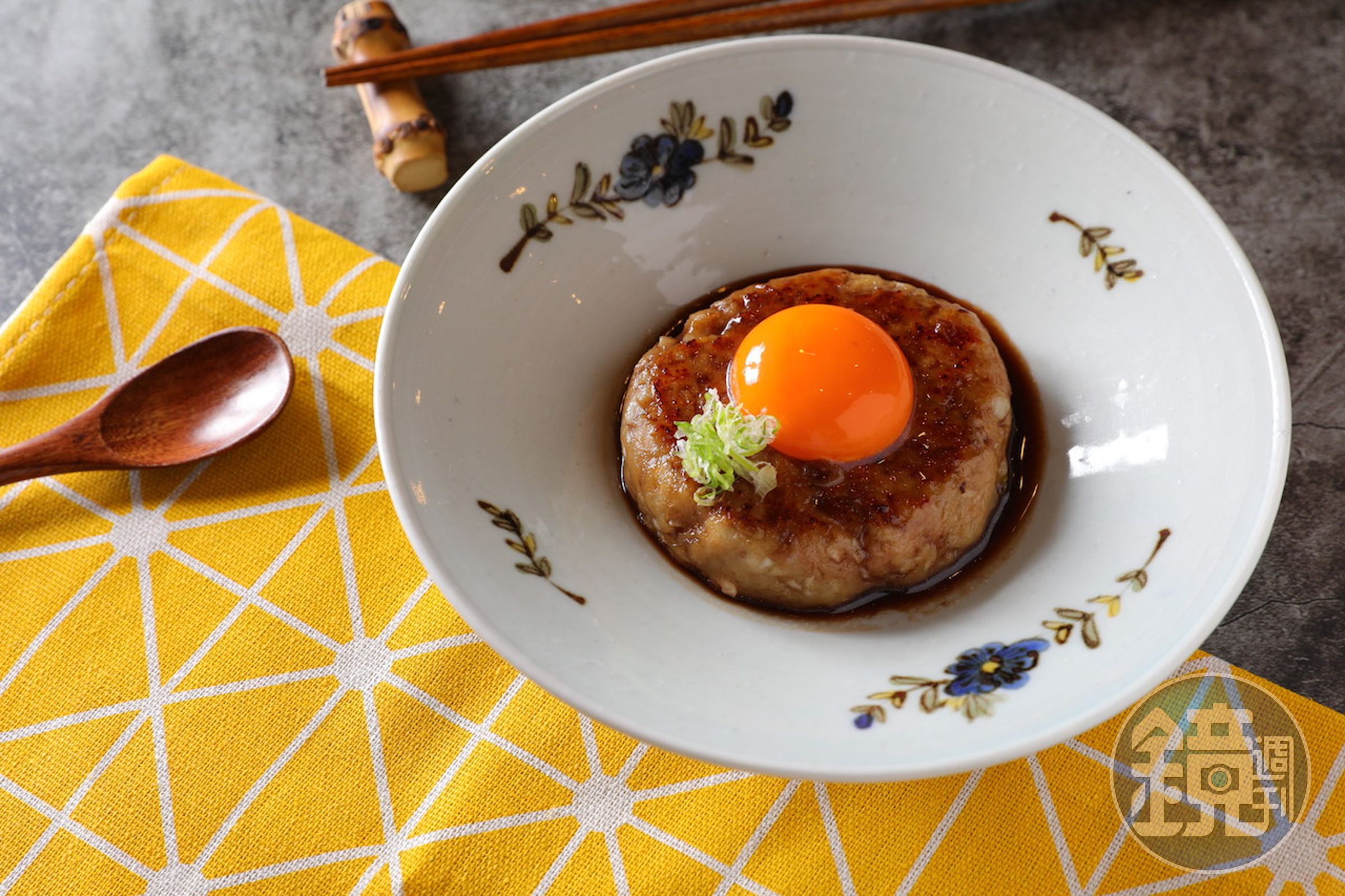 招牌「雞肉丸」打上鮮蛋黃，鹹潤腴美。（250元／份）