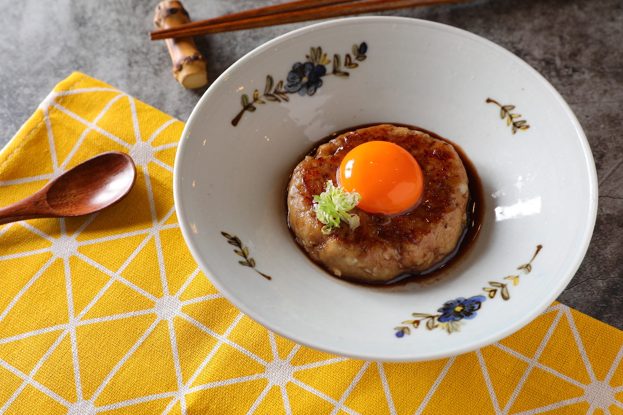 招牌「雞肉丸」打上鮮蛋黃，鹹潤腴美。（250元／份）