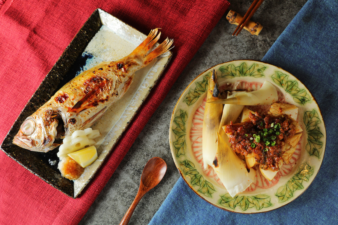 「烤紅喉」肉質綿密富彈性（左，520元／份）；「竹筍肉味噌」筍肉甜美似梨，澆上肉味噌，調味抑揚起伏（右，470元／份）。
